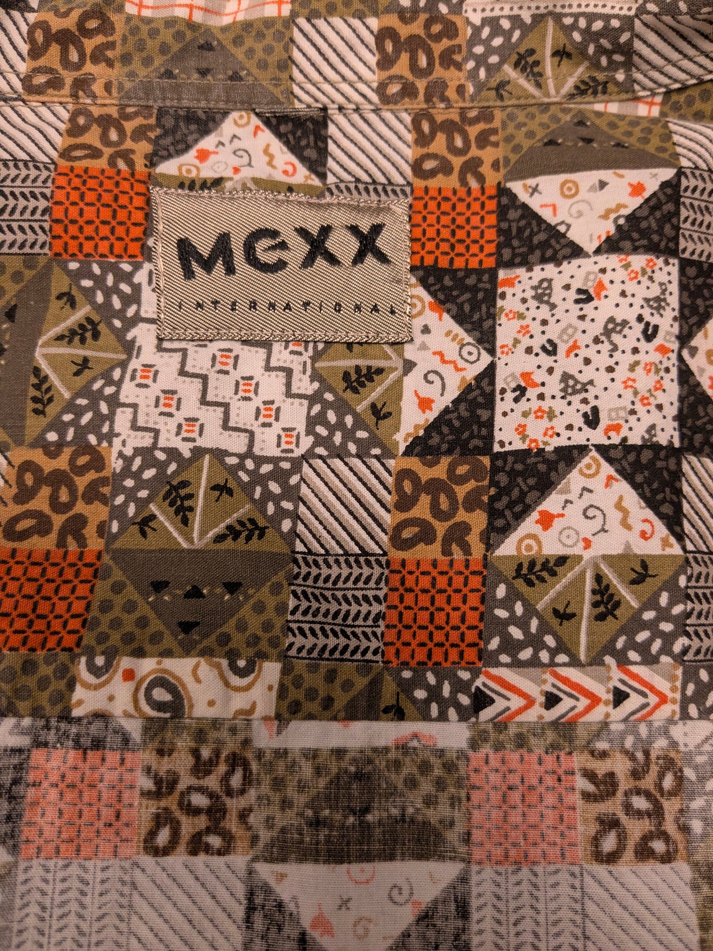 Mexx-Shirt im Vintage-Stil. Orange-grün-weißer Druck. Größe XL.