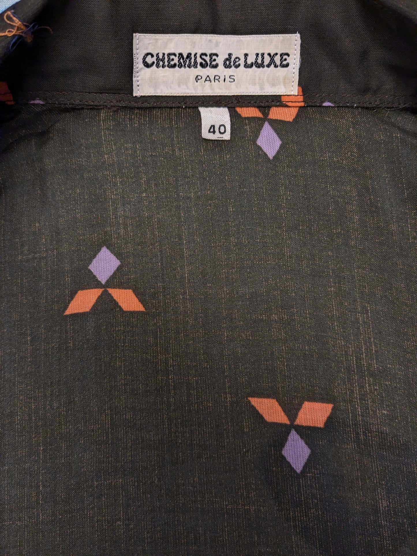 Vintage 70's Chemise de Luxe Paris overhemd met puntkraag. Zwart Rood Paarse print. Maat M.