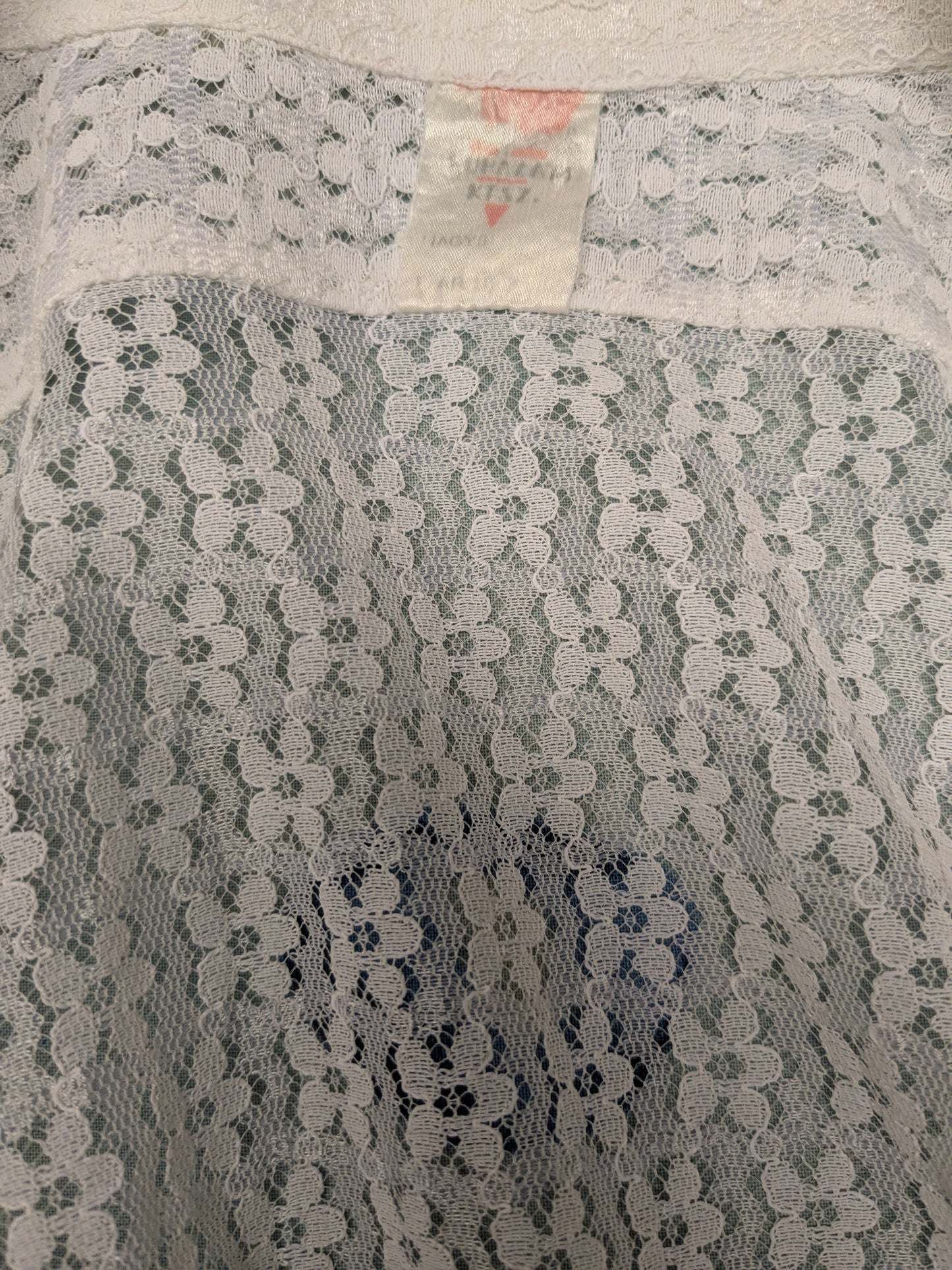 Prachtig vintage 70's kanten overhemd met puntkraag. Wit kant met bloemetjes motief. Maat M.