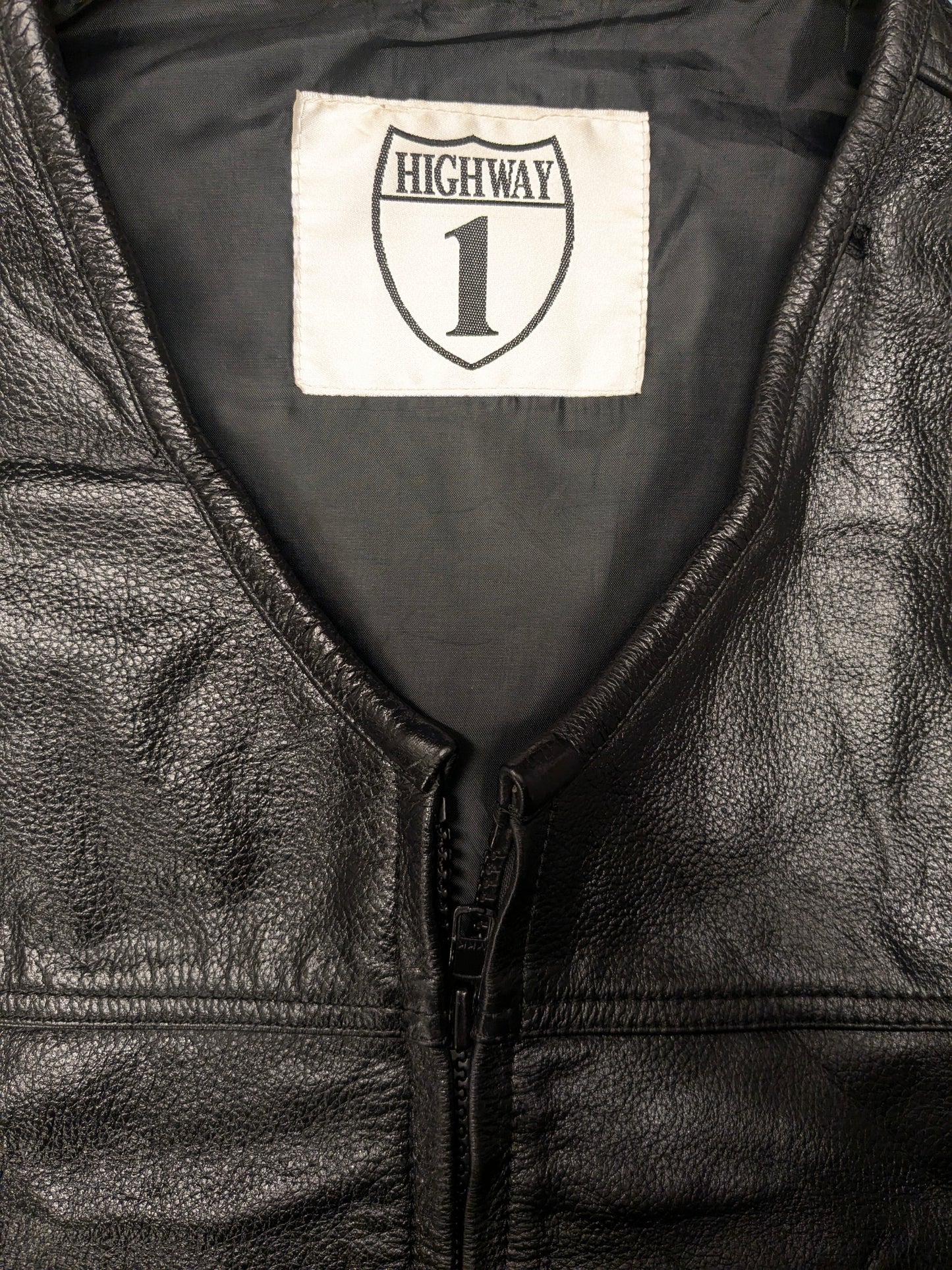 Highway1 Leren bodywarmer met rits en elastische zijkant en 1 binnenzak. Zwart gekleurd. Maat 2XL/ XXL.