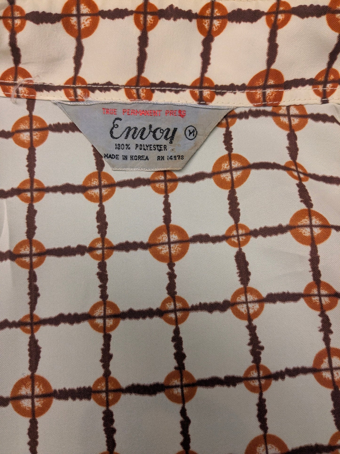 Vintage-Envoy-Hemd aus den 70ern mit spitzem Kragen. Orange-Braun-Beige-Druck. Größe M.
