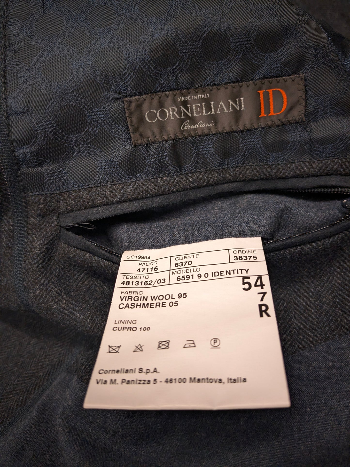 Prachtig Corneliani ID Wollen Cashmere colbert met ritsdetails en mooie knopen. Grijs Zwart visgraat motief. Maat 54 / L.
