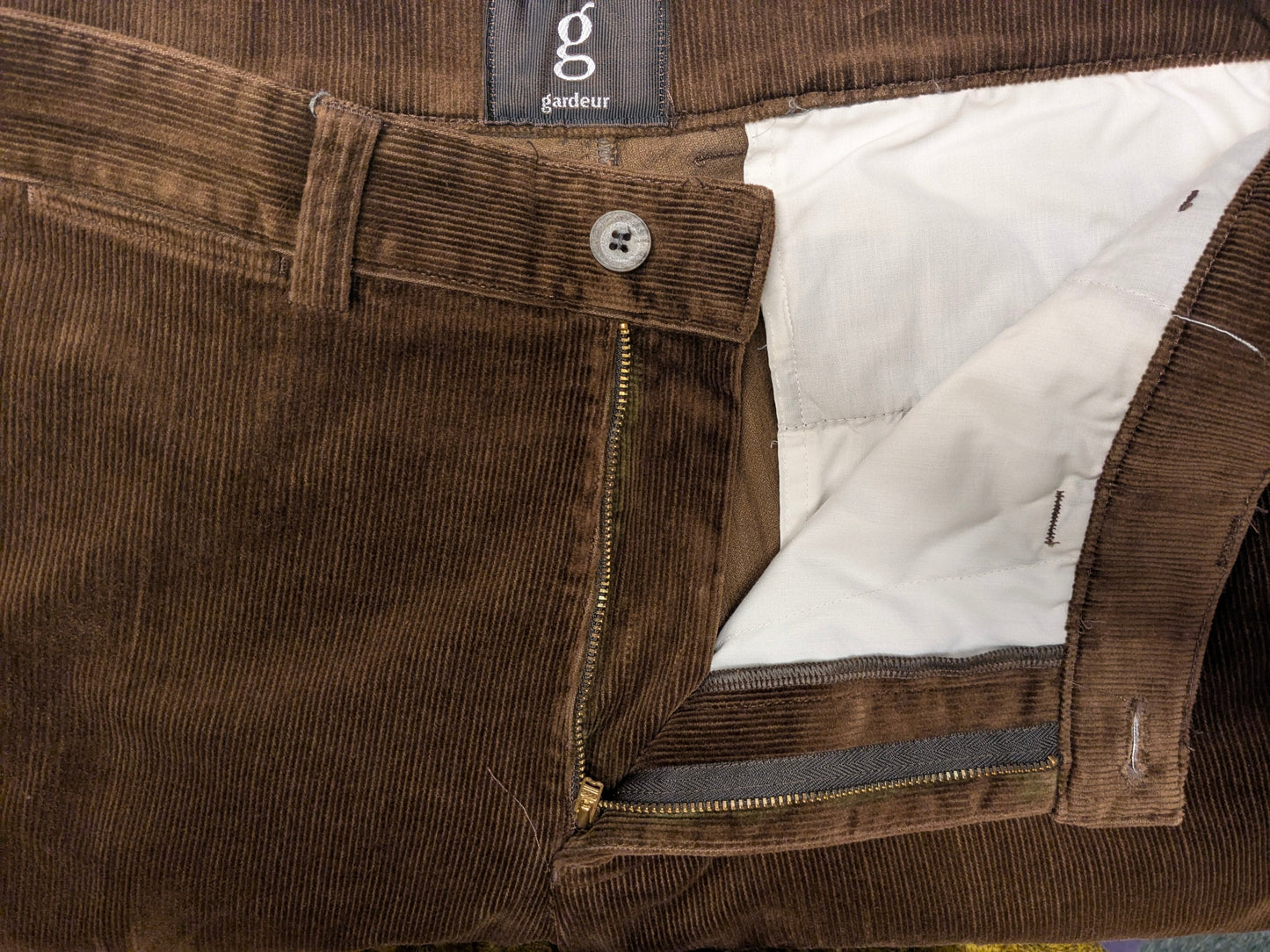 Pantalón Gardeur Rib / Pantalón Rib. De color marrón. Talla 52/L.