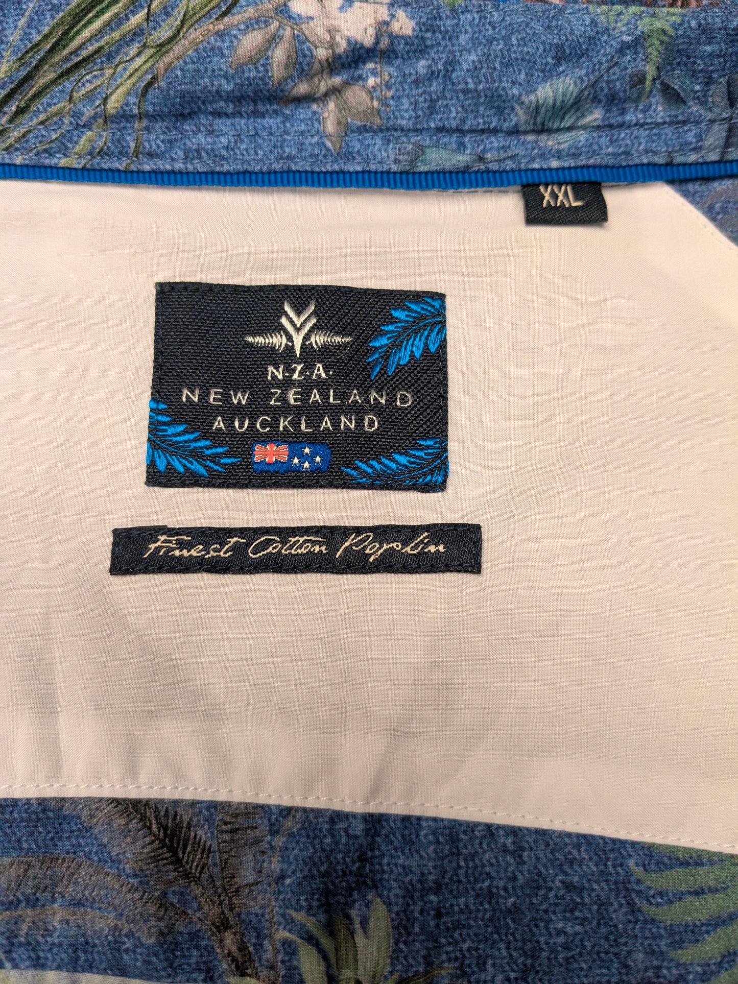 NZA New Zealand Auckland overhemd. Blauw met gekleurde bloemen print. Maat 2XL / XXL.