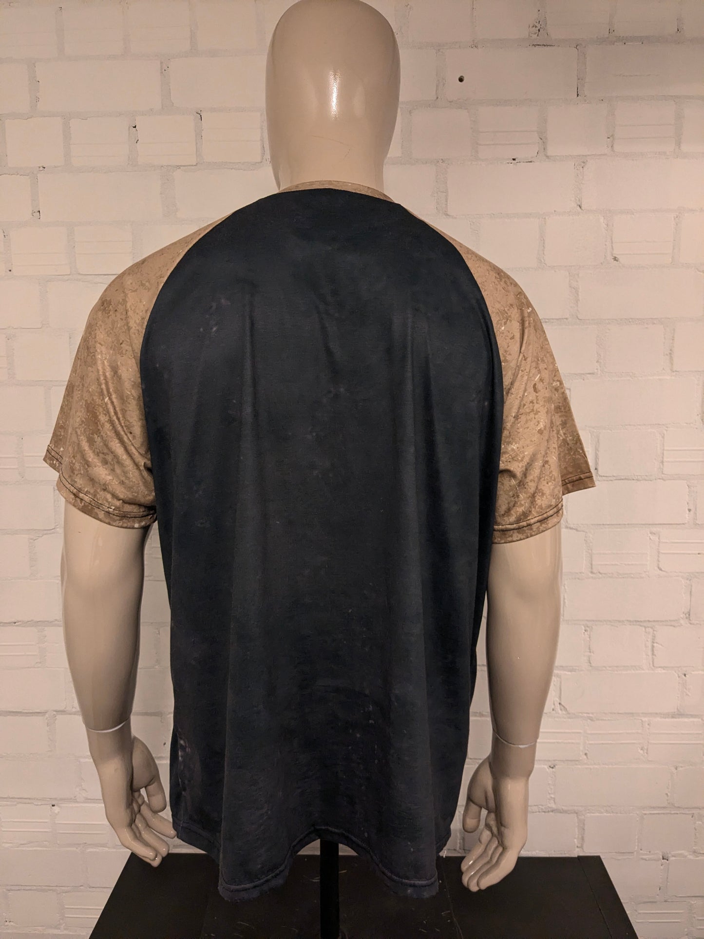 Shirt met knoopjes "Old man with a guitar". Grijs Geel gekleurd. Maat 2XL / XXL. stretch.