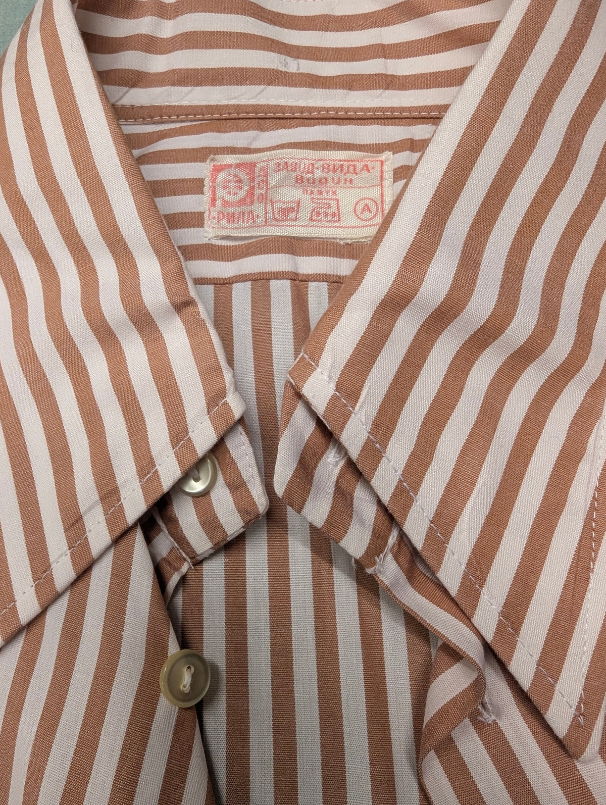 Vintage 70's overhemd met puntkraag en casual manchetknoop. Wit Bruin gestreept. Maat L. #710.
