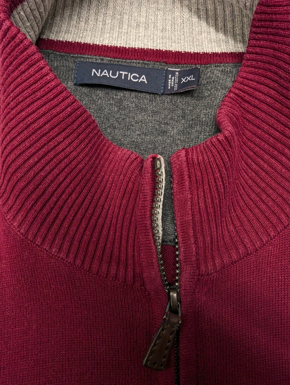 Nautica Quarter Zip trui met korte rits. Rood Grijs gekleurd. Maat 2XL / XXL.