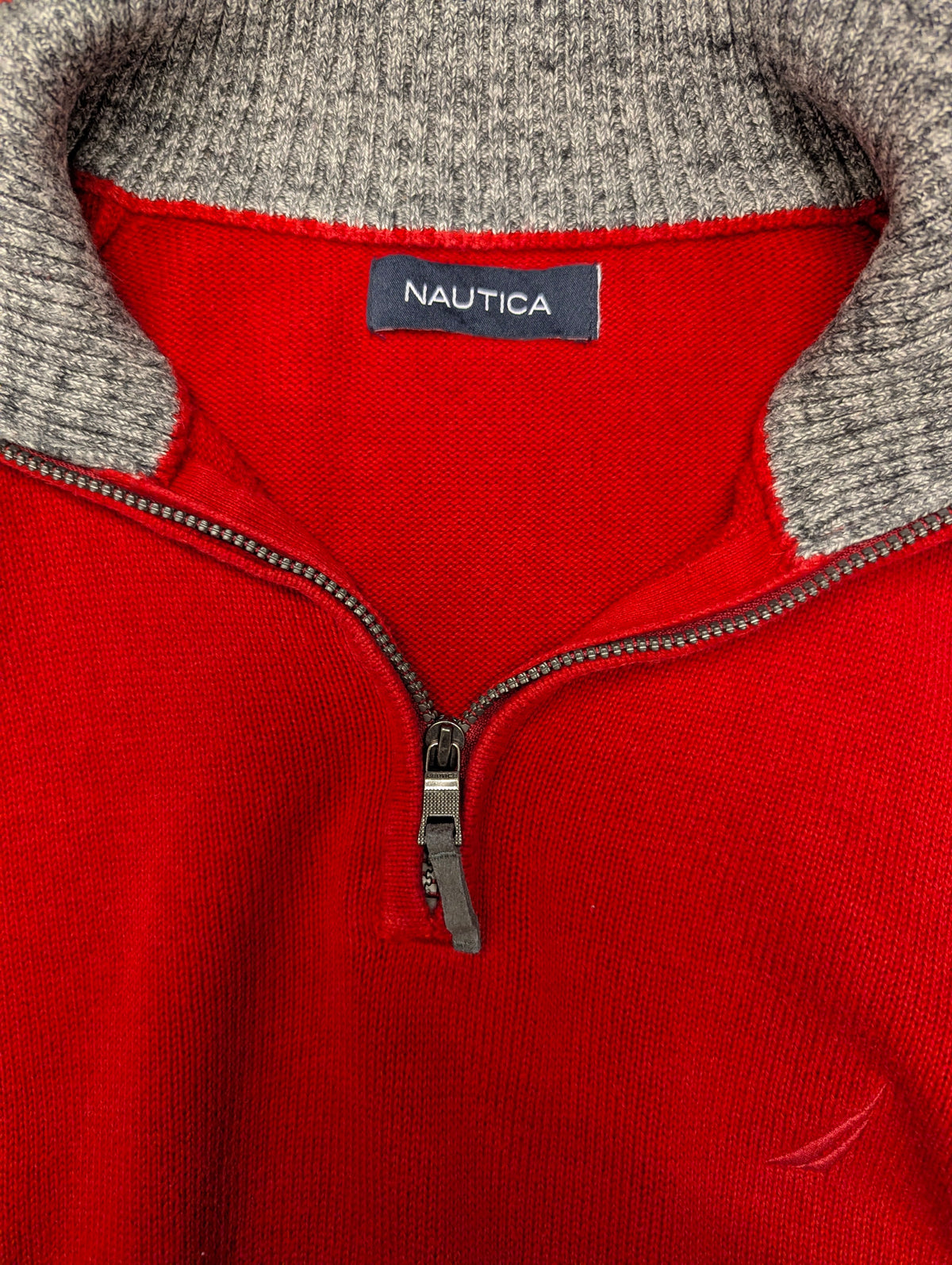 Nautica Quarter Zip trui met korte rits. Rood gekleurd. Maat M.