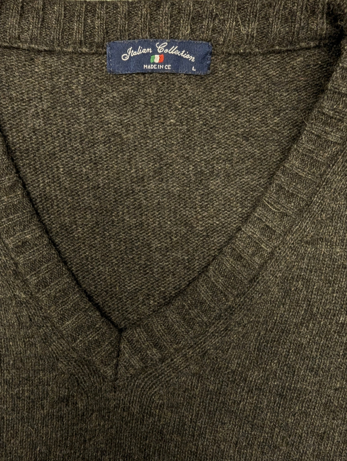 Italian Collection Wollen trui met V-Hals. Donker Grijs gemêleerd. 80% Wol en 20% Polyamide. Maat L.