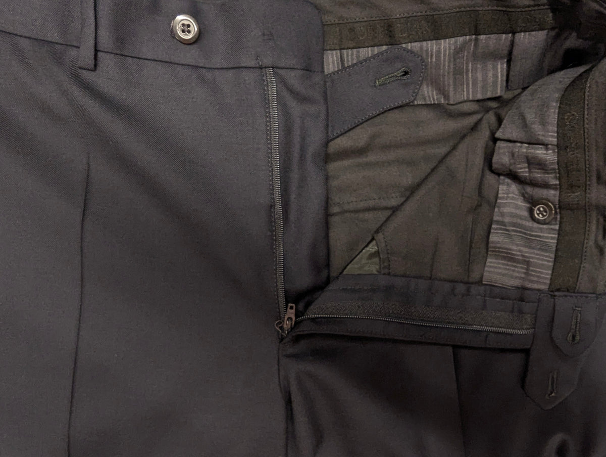 Corneliani Merino Wollen Kostuum. Donker Blauw gekleurd. Gecombineerde maat. Super 150's. #830. Pantalon maat 52. Colbert maat 54.