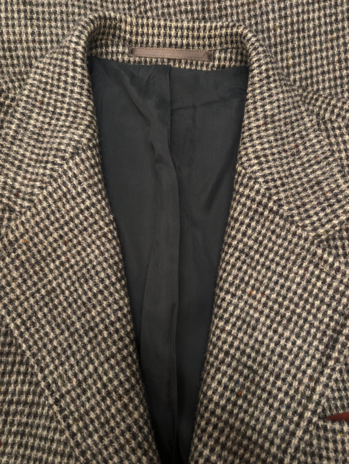 Giacca in Harris Tweed. Nero Grigio Beige con macchioline colorate. Taglia 50. #902.