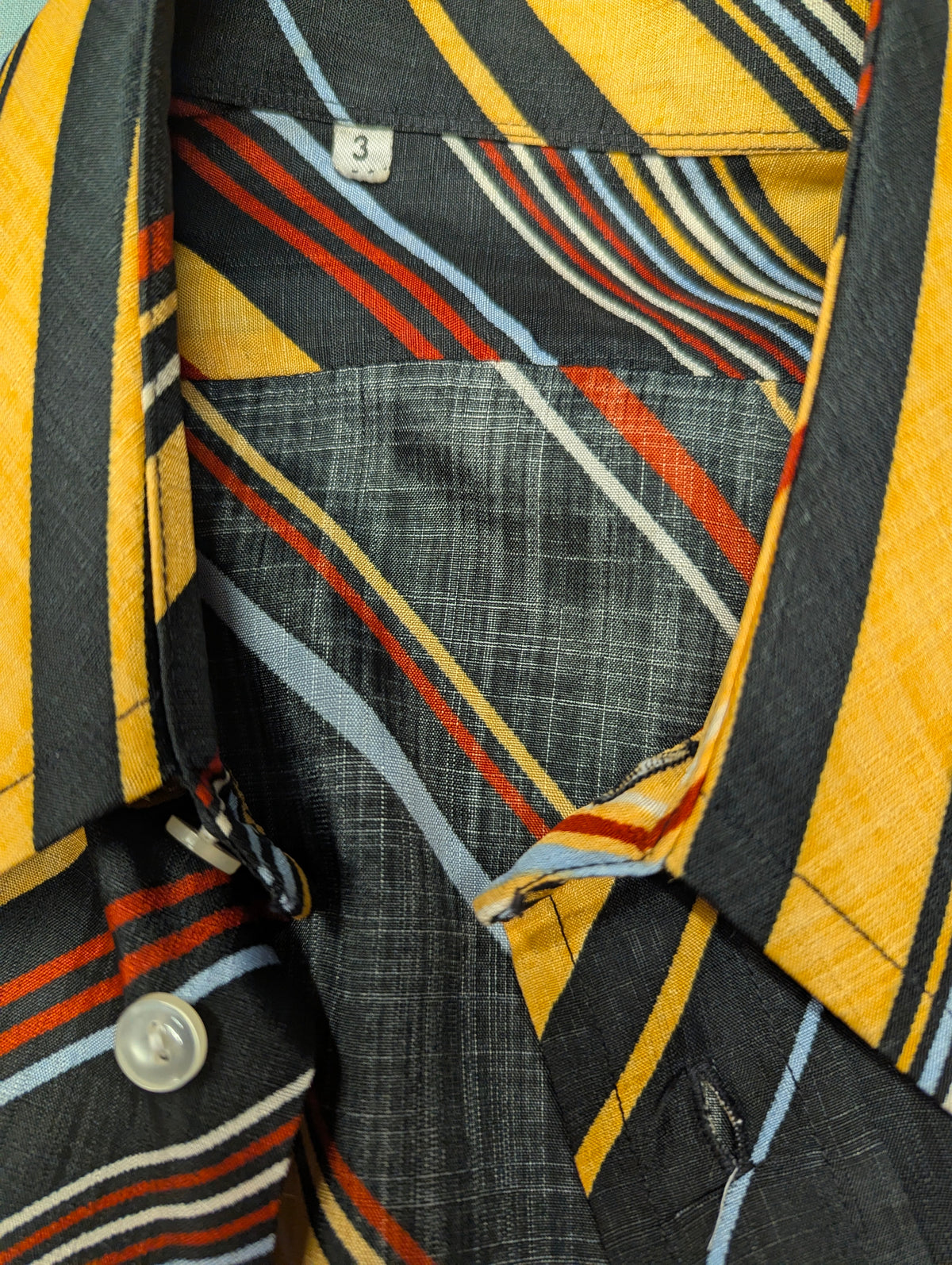 Vintage 70's overhemd met puntkraag. Geel Rood Zwart Grijs gestreept. Maat M. #729.