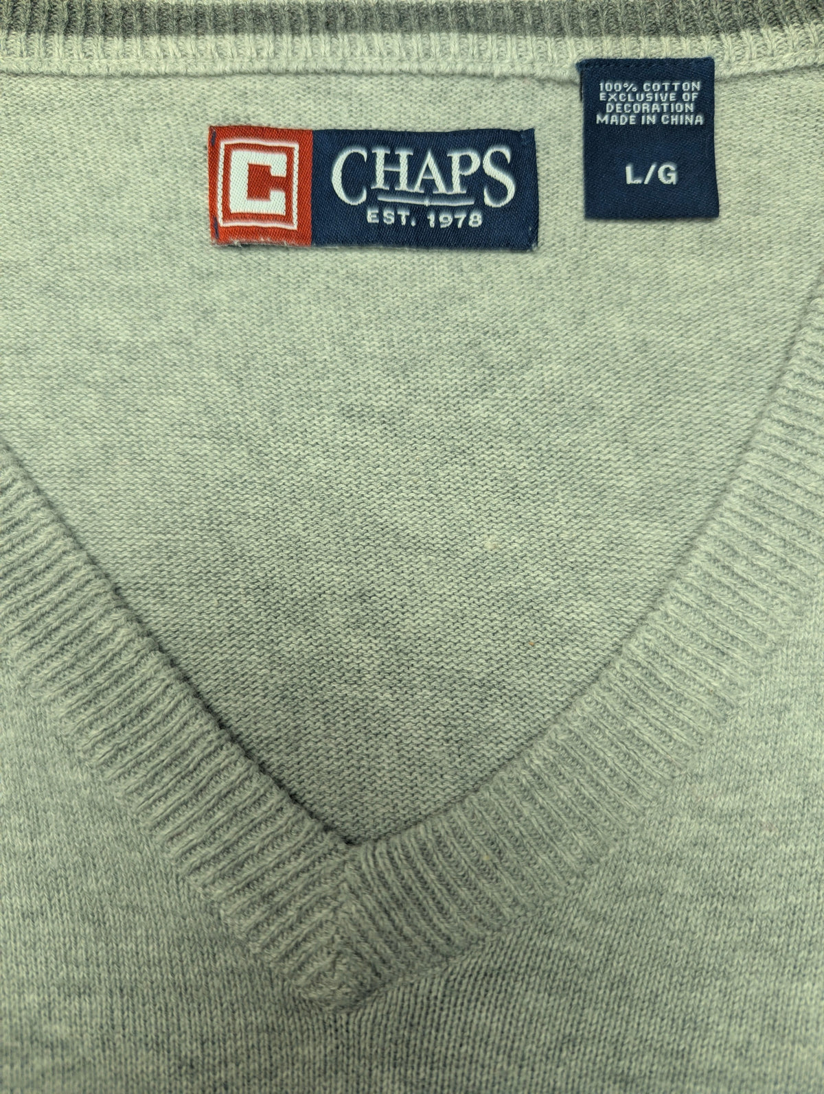 Chaps Spencer met V-Hals. Licht Grijs gemêleerd. Maat L.