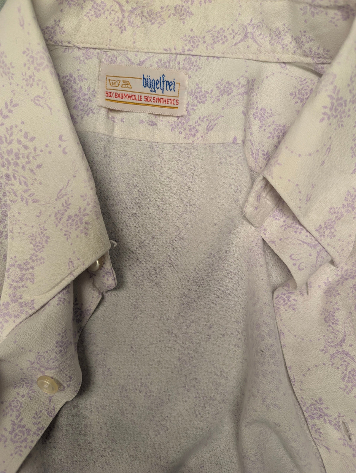 Vintage 70's overhemd met puntkraag. Wit Paarse Bloemen print. Maat L. #838.