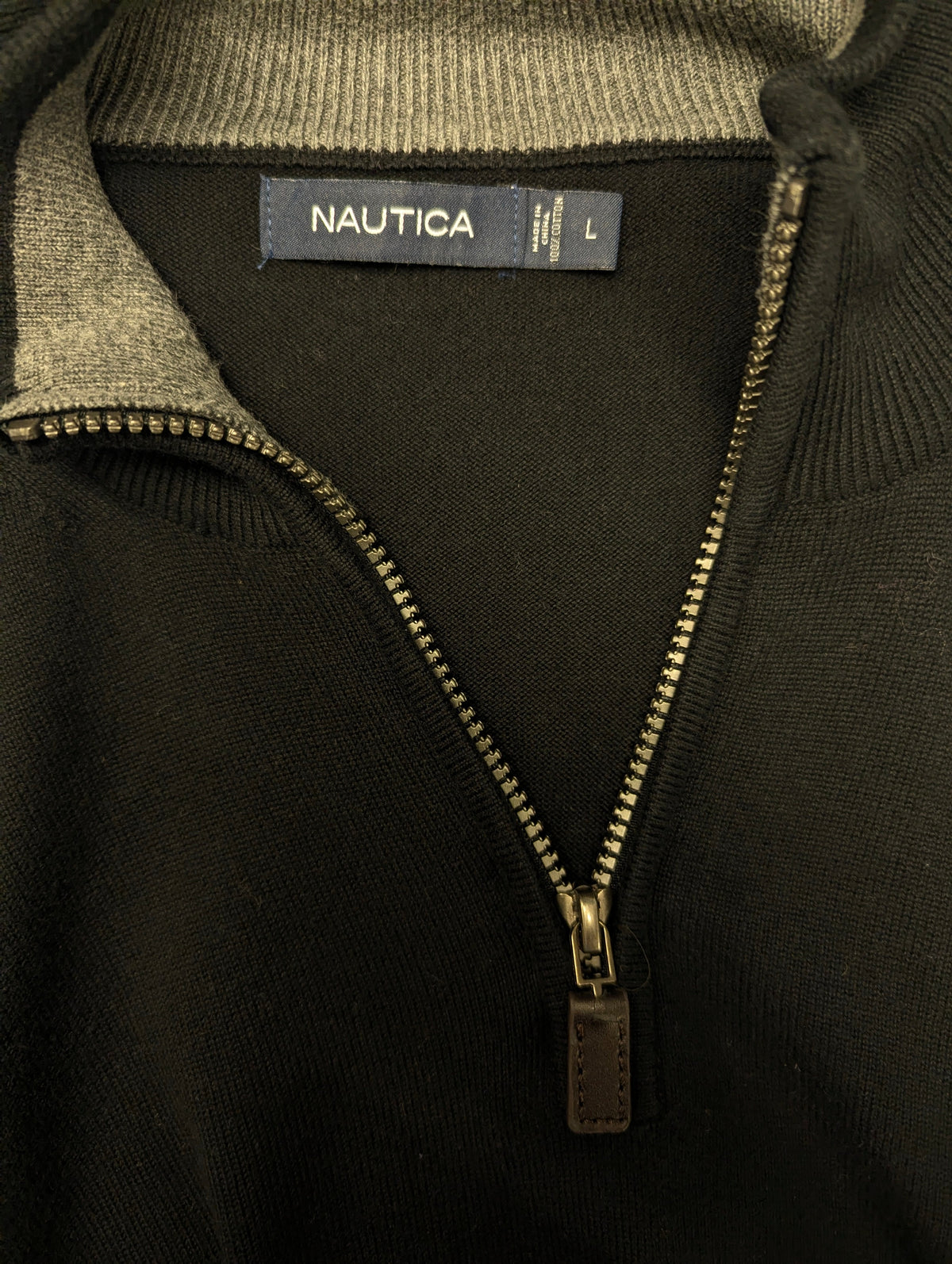 Nautica Quarter Zip trui met korte rits. Zwart gekleurd. Maat L. #835.