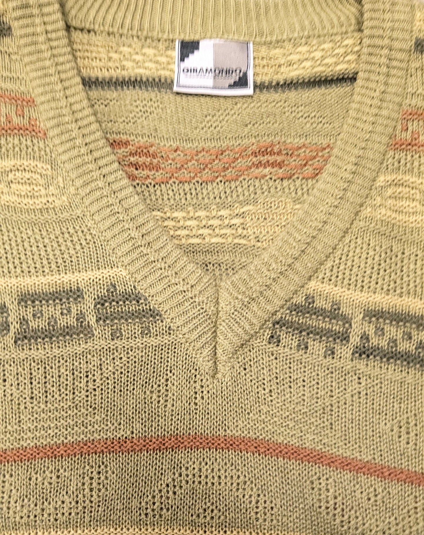 Maglione vintage Gira Mondo con scollo a V. Colore verde arancione giallo. Taglia XL.