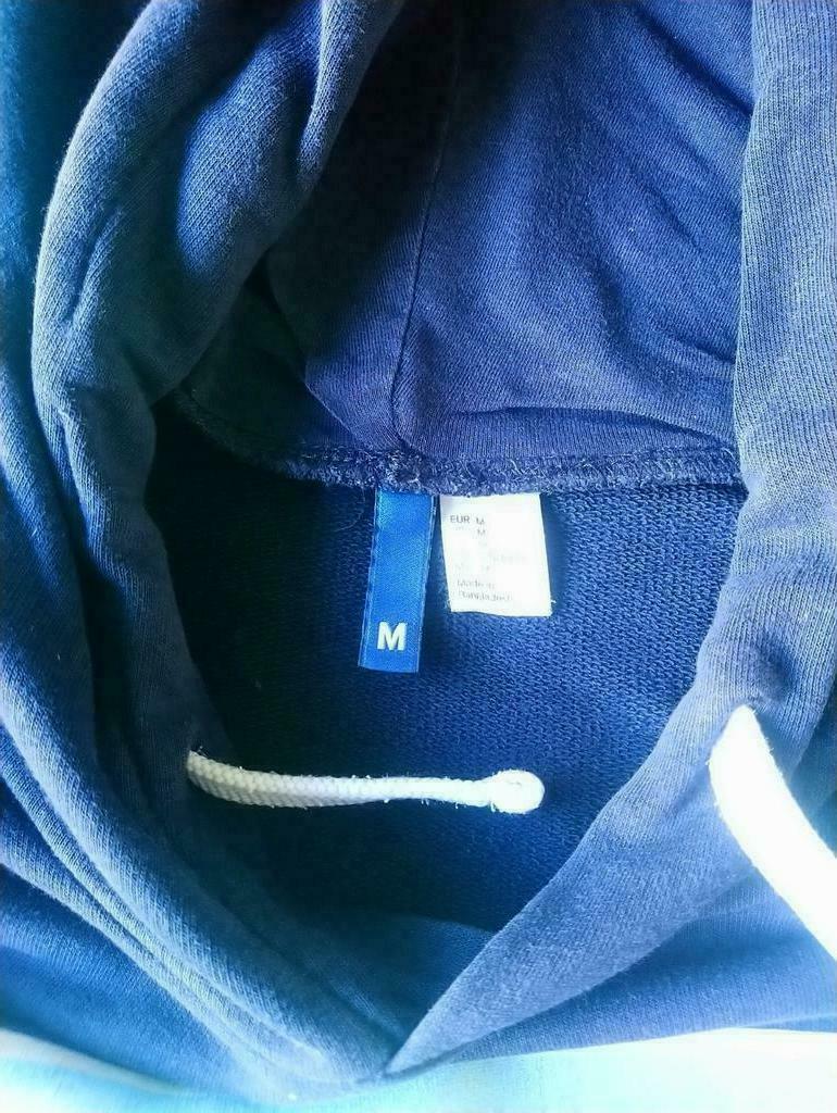 Sudadera con capucha H & M. Azul oscuro con impresión. Talla M.