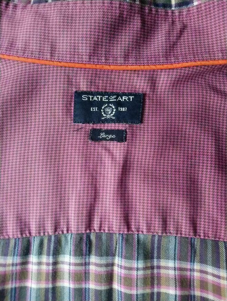 Stand des Kunsthemdes. Lila weiß braun kariert. Größe L