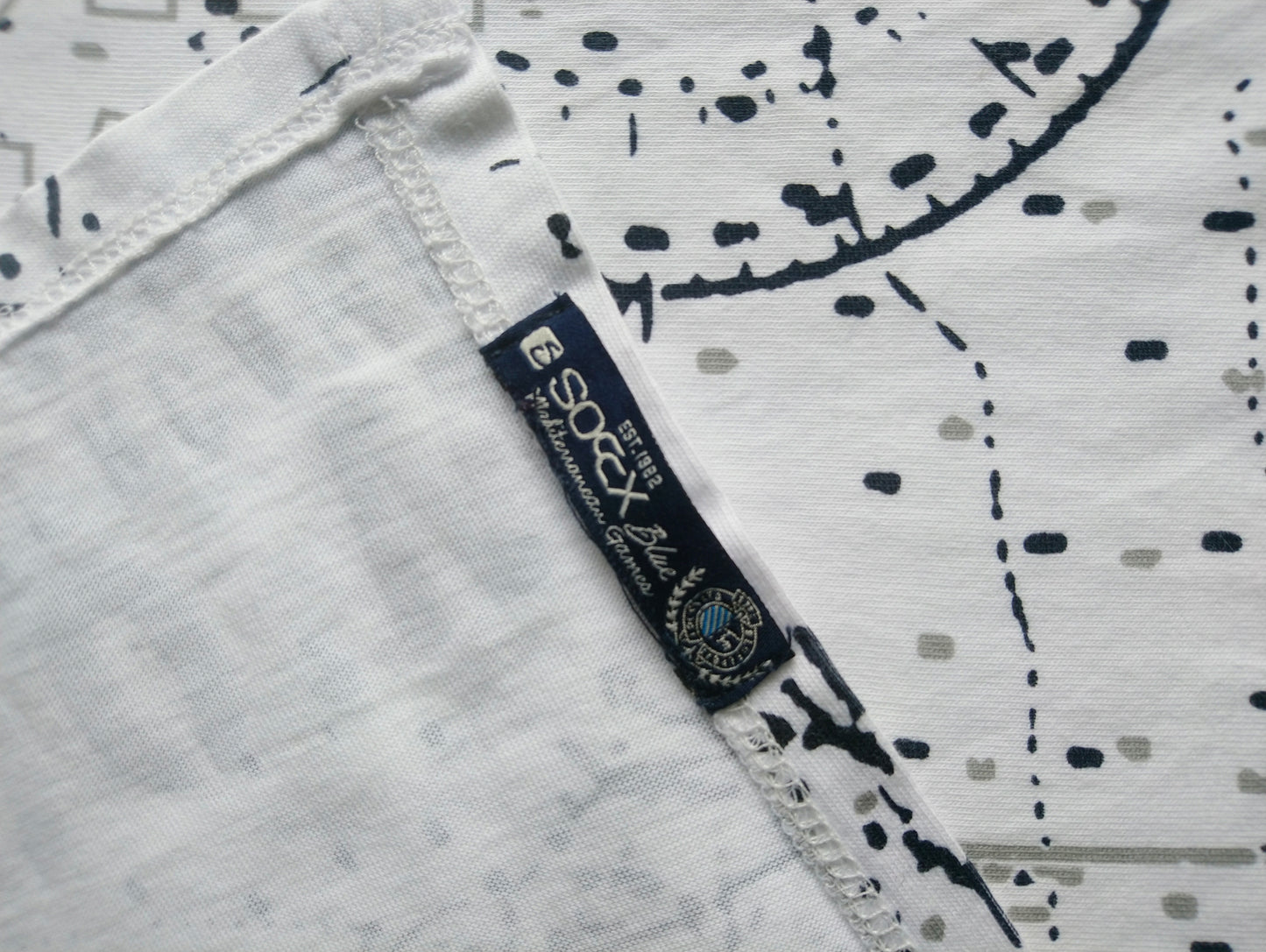 Soccx Blue sjaal. Wit met Zwart Grijze print.