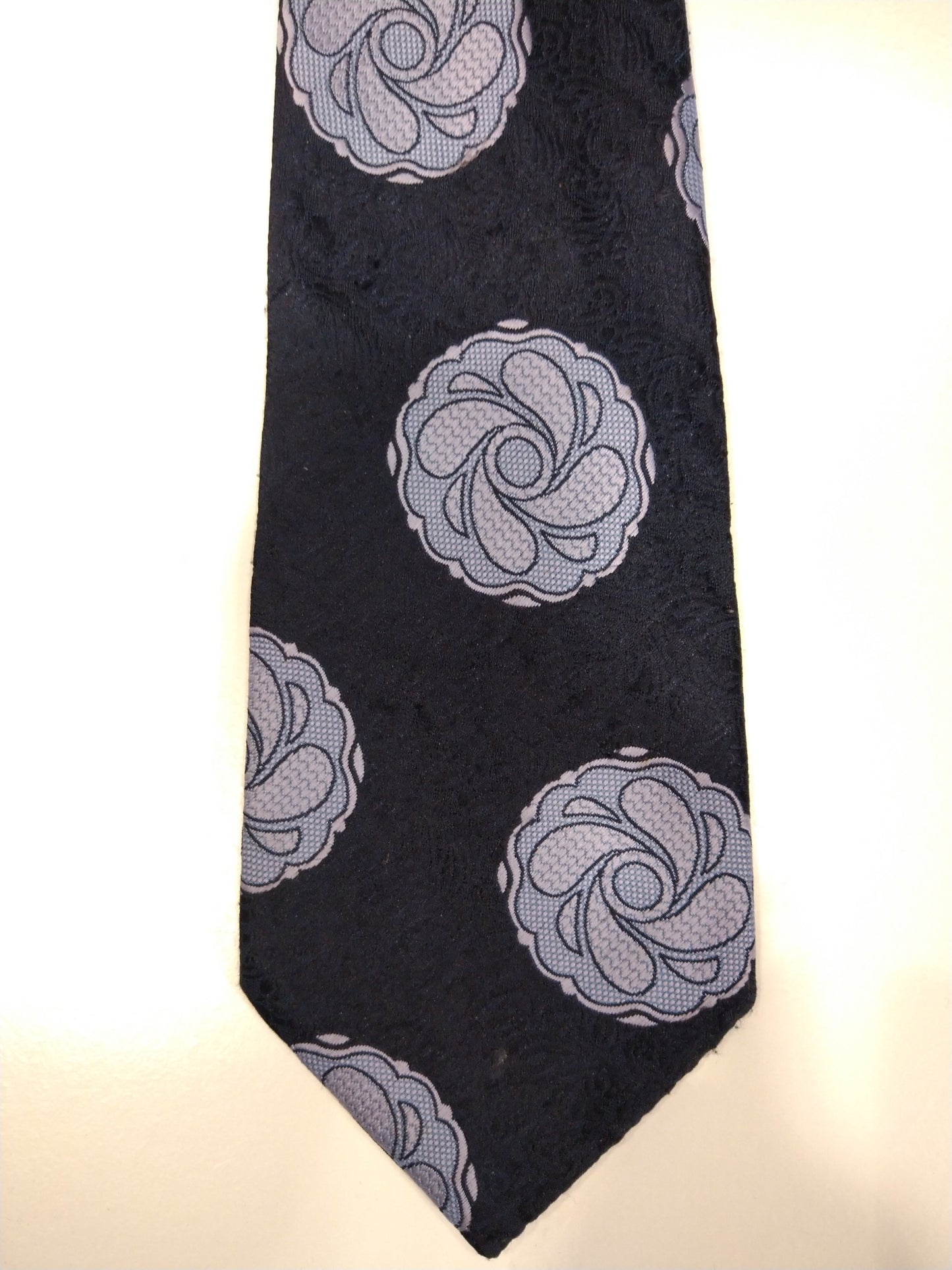 Vintage Triton Polyester tie. Nice blue / light blue vintage motif.