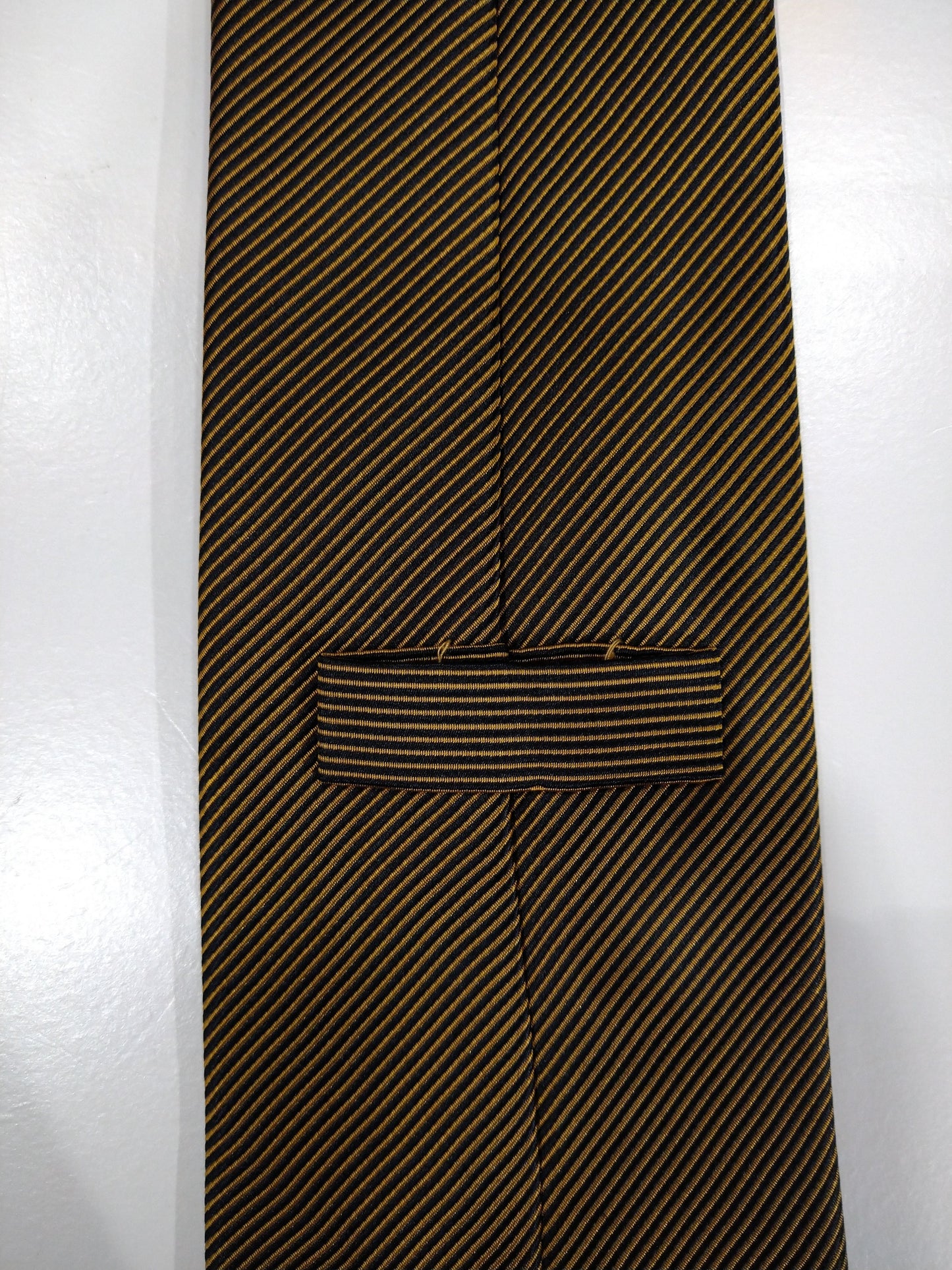 Silk tie. Yellow gold black motif.