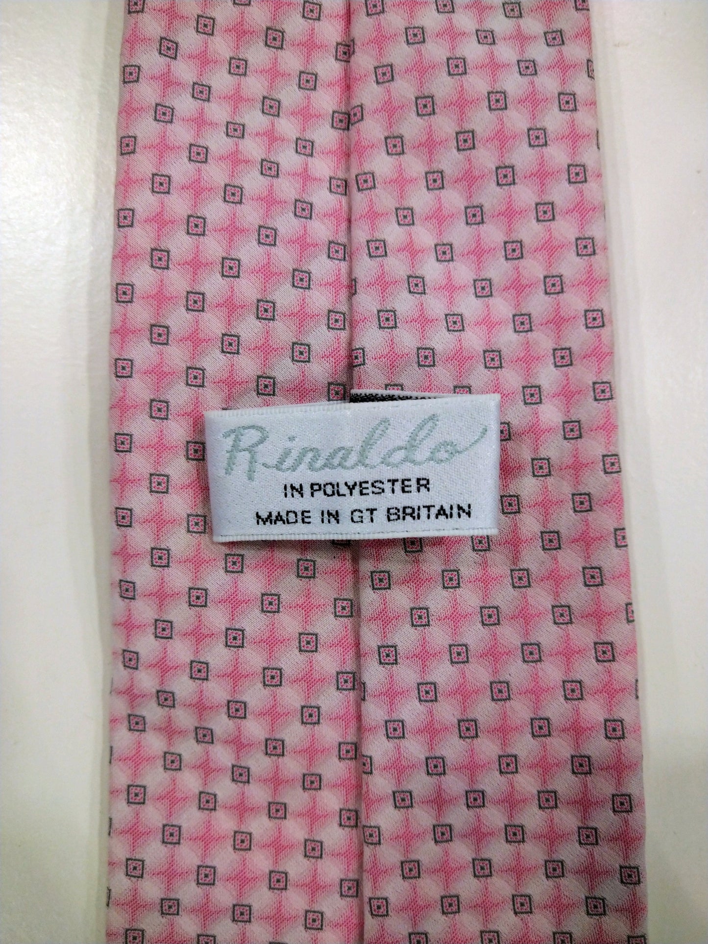 Rinaldo polyester tie. Pink white motif.