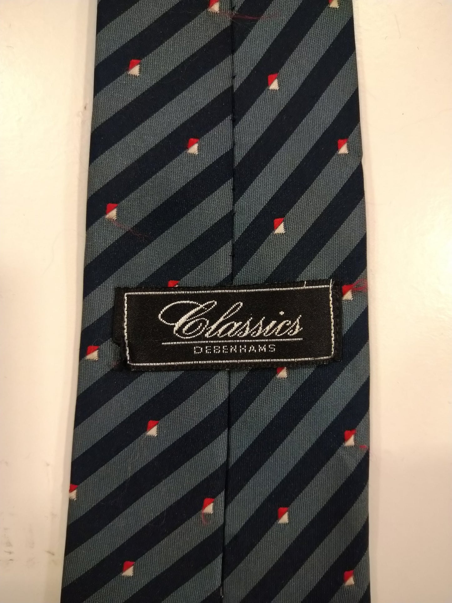 Klassische Debenhams Polyester Krawatte. Grau schwarz gestreift.
