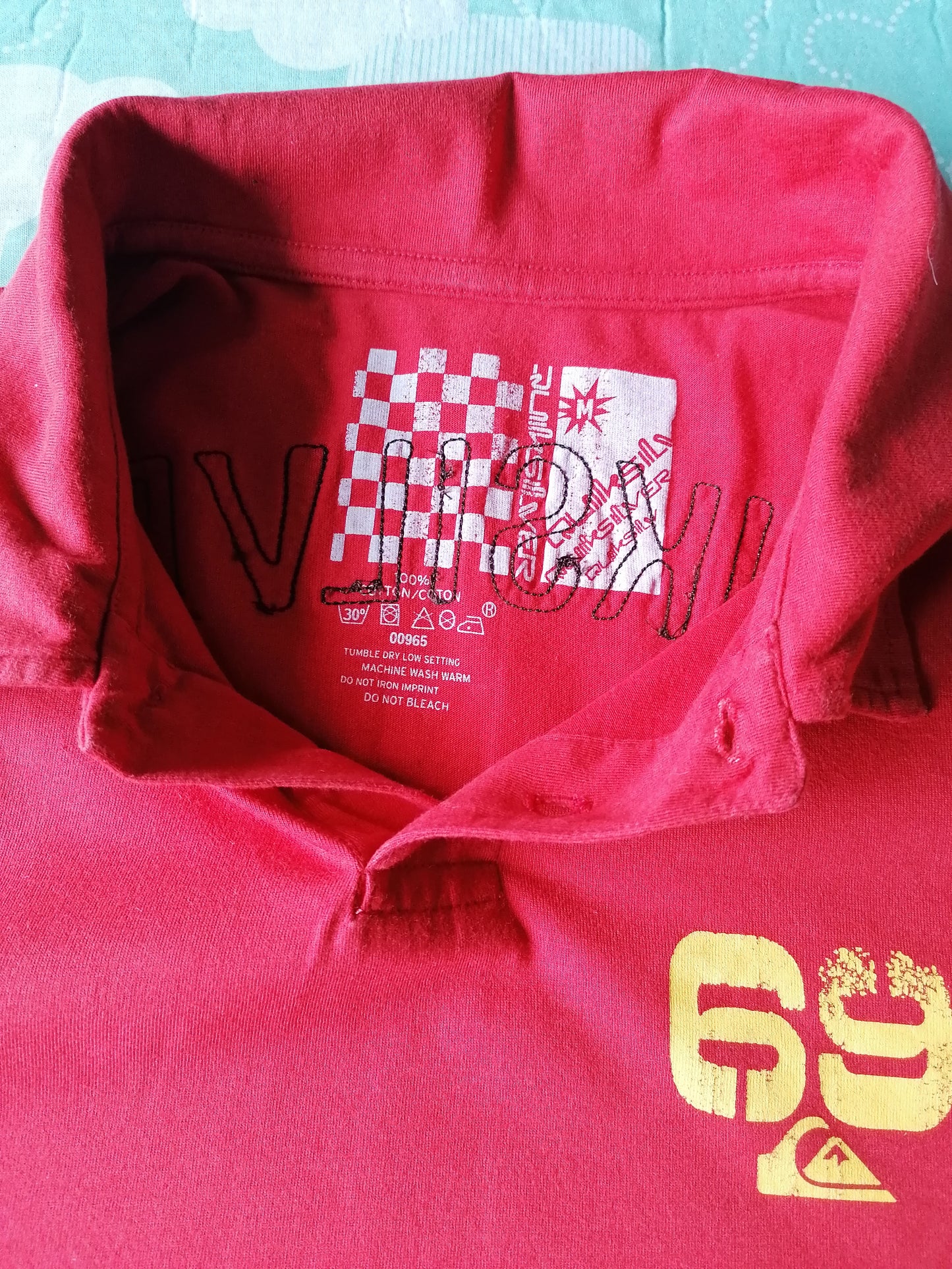 Quiksilver polo. Rood met opdruk voor en achter. Maat M