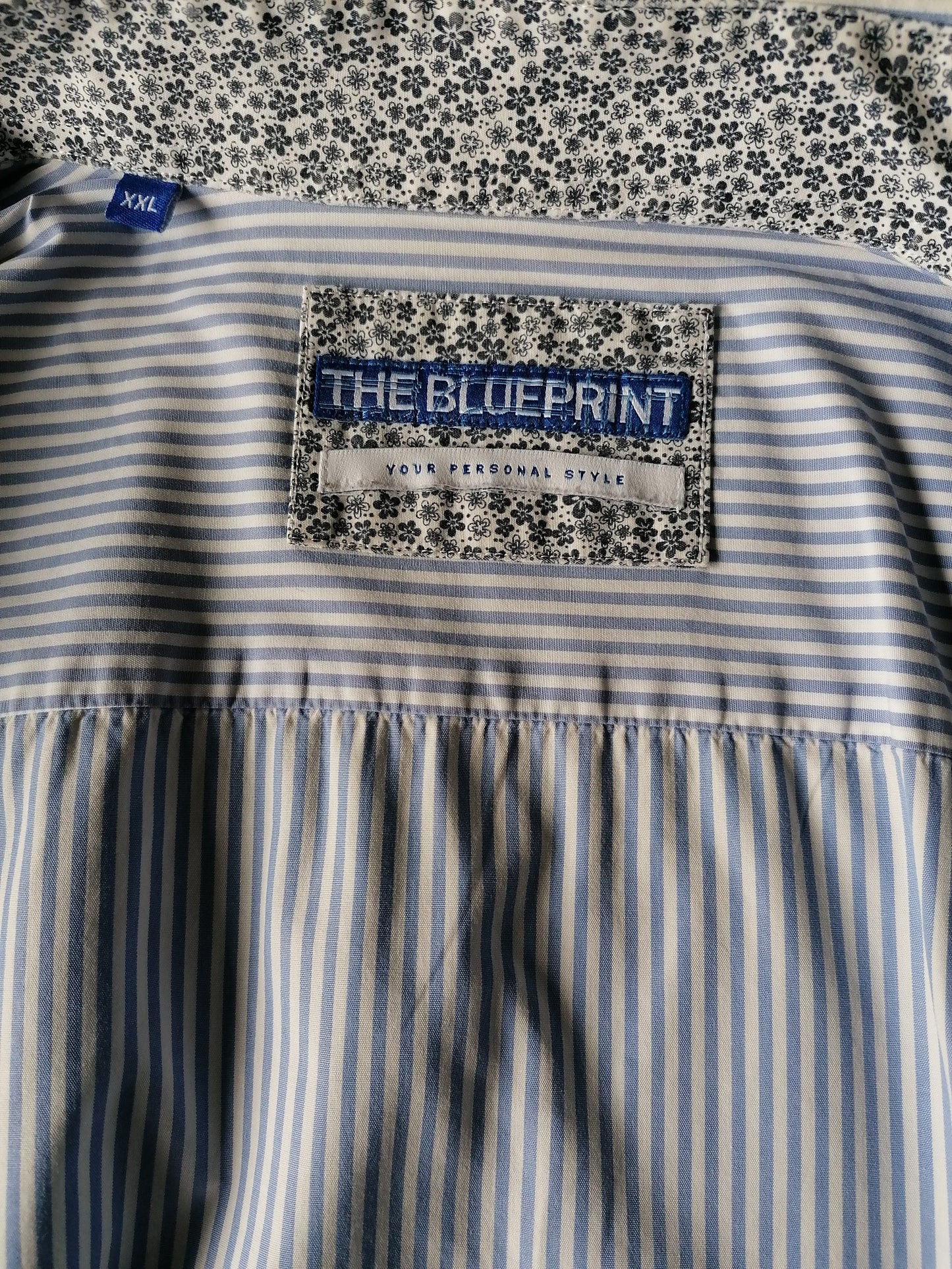La camicia del progetto. Blu bianco a strisce. Taglia XXL / 2XL