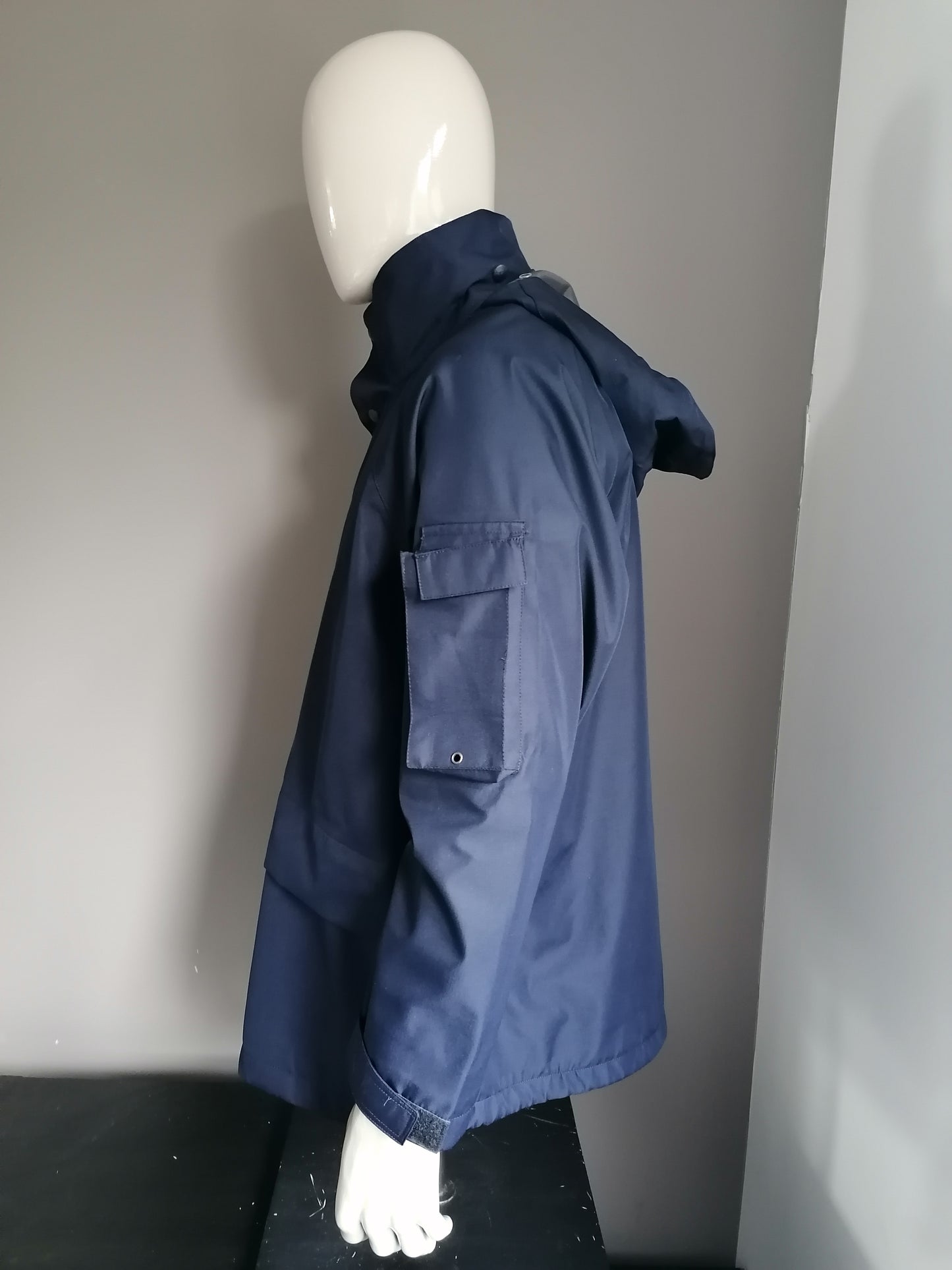 Fesca half-long summer jacket. Dark blue colored. Size XL