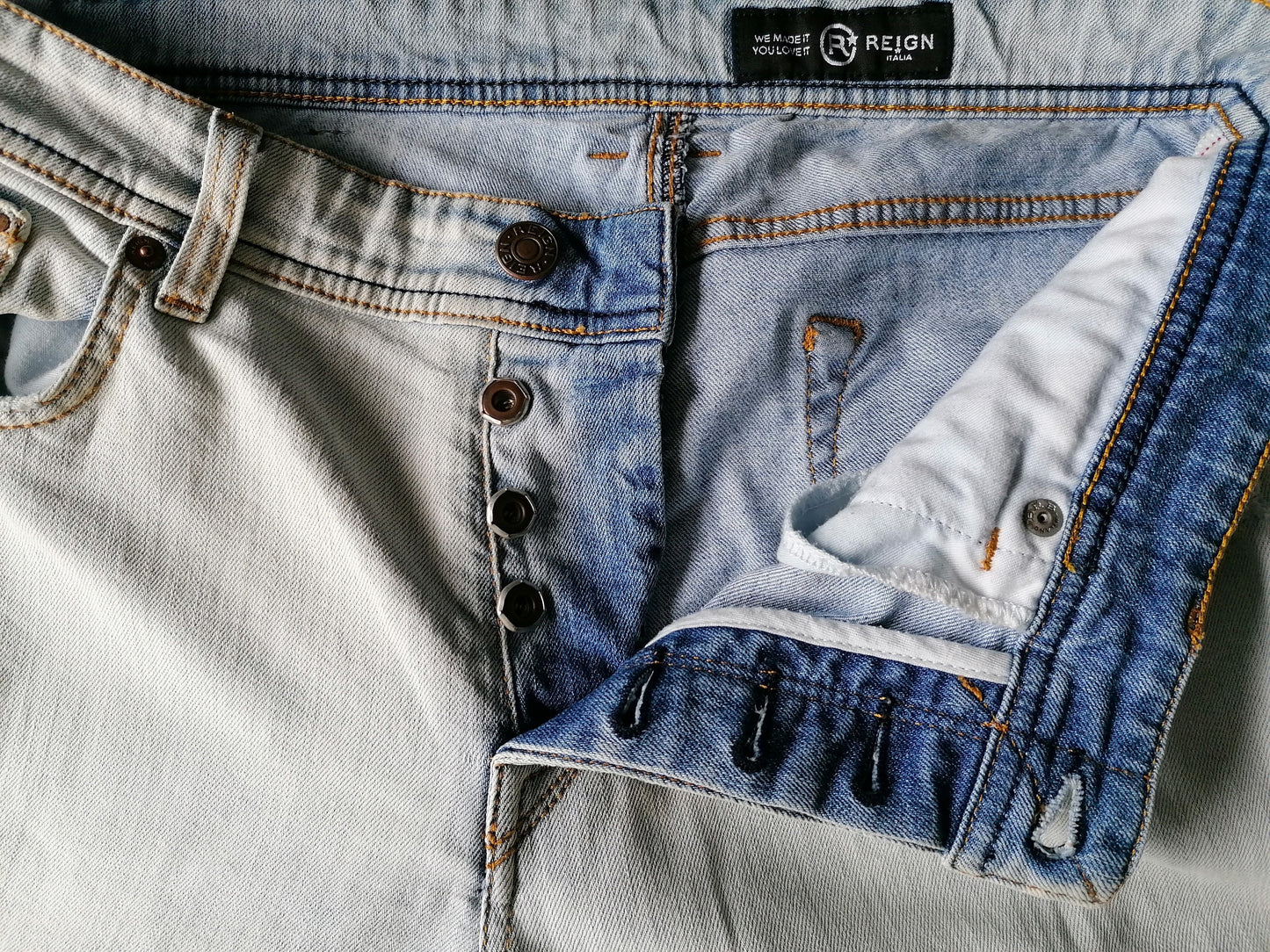 Reign Jeans. Colored light blue. Size W32 - L34. Stretch