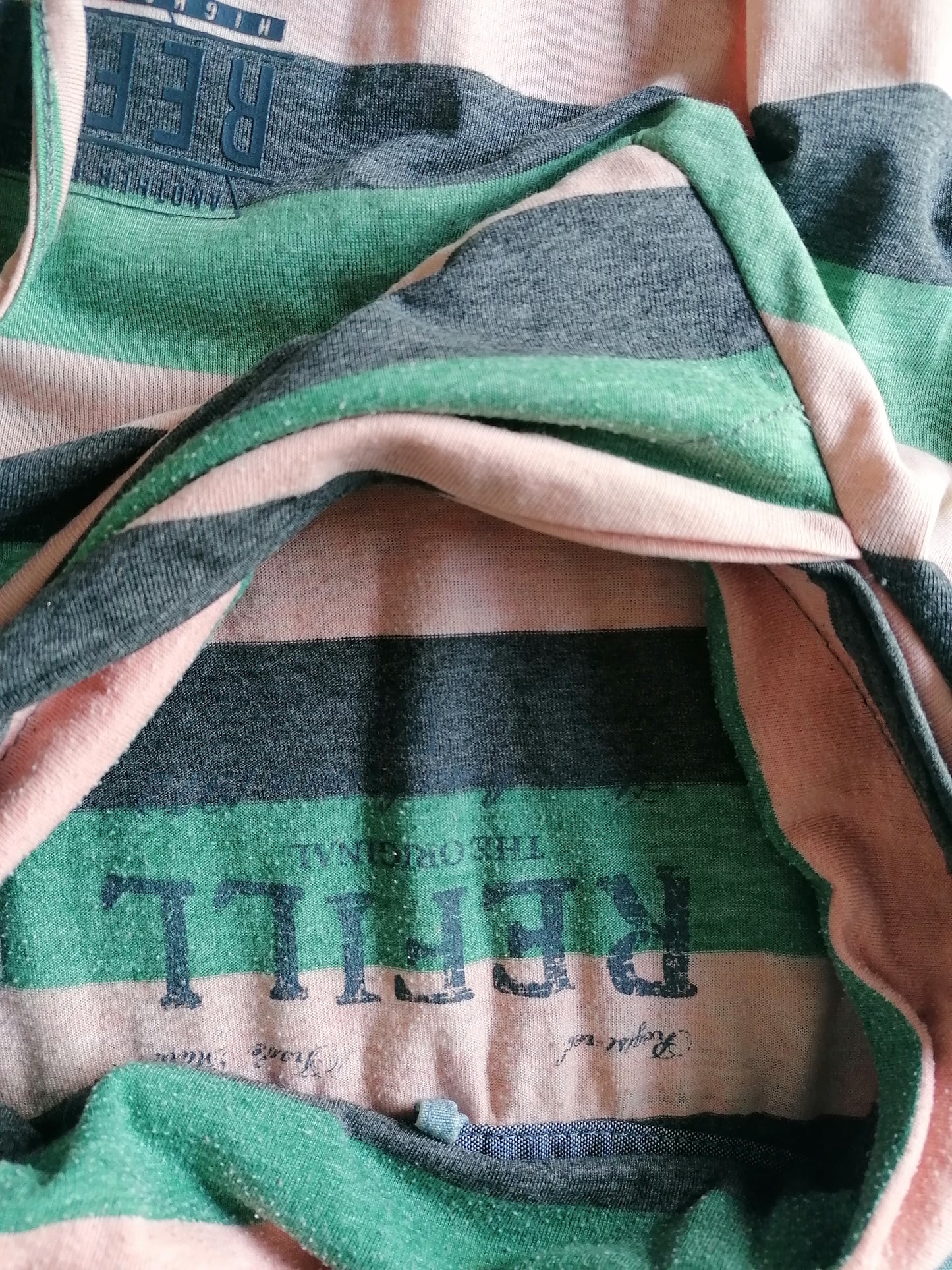 Recarga la camisa con cuello alto deportivo. Gris rosa verde. Tamaño S.