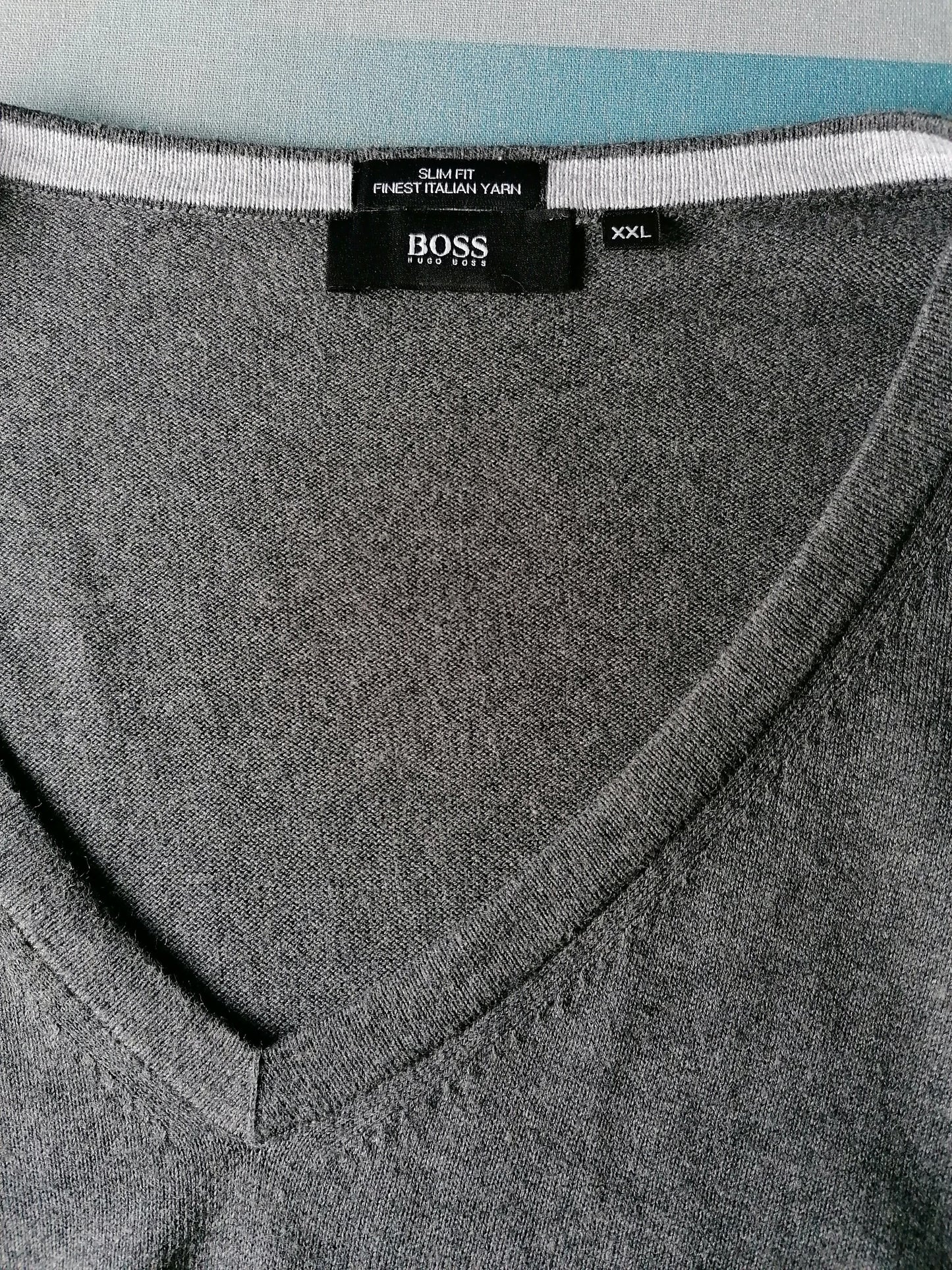 Pull de coton Hugo Boss. V-cou. Gris. Taille xxl. Ajustement intelligent