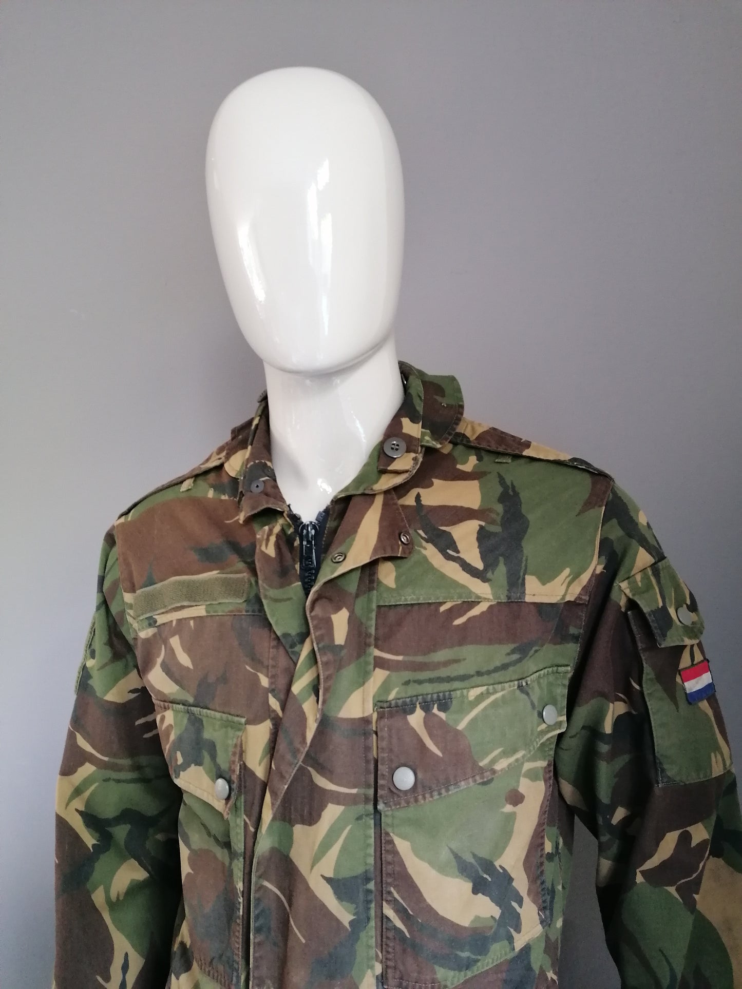 Vintage Army / Armee Onkontuierte Jacke. Doppelter Schließung. Grüner Tarndruck. Größe m / l. original