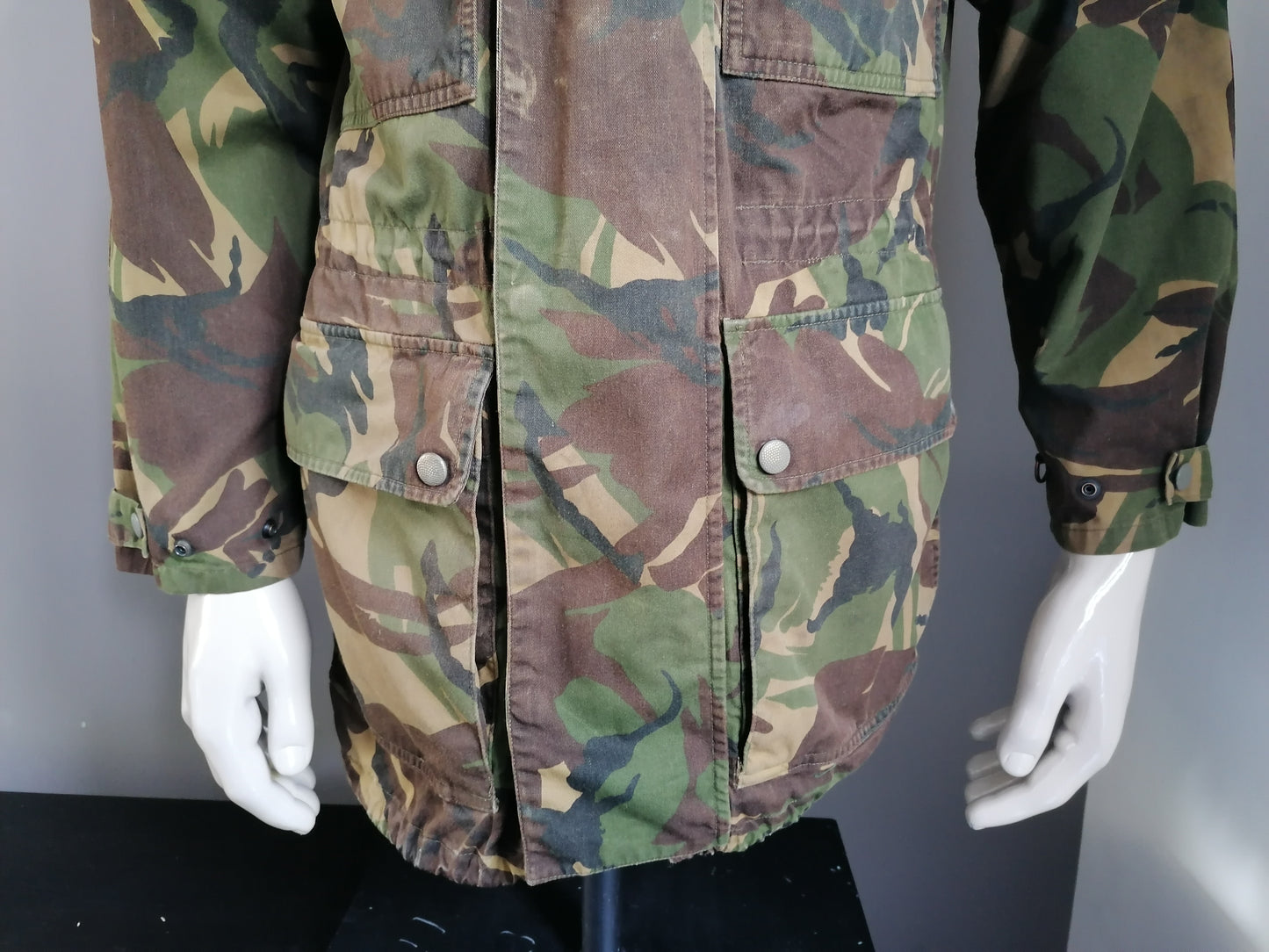 Vintage Army / Armee Onkontuierte Jacke. Doppelter Schließung. Grüner Tarndruck. Größe m / l. original