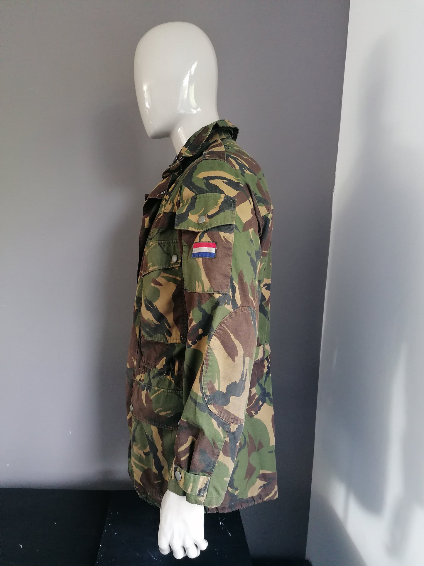 Vintage Army / Armee Onkontuierte Jacke. Doppelter Schließung. Grüner Tarndruck. Größe m / l. original