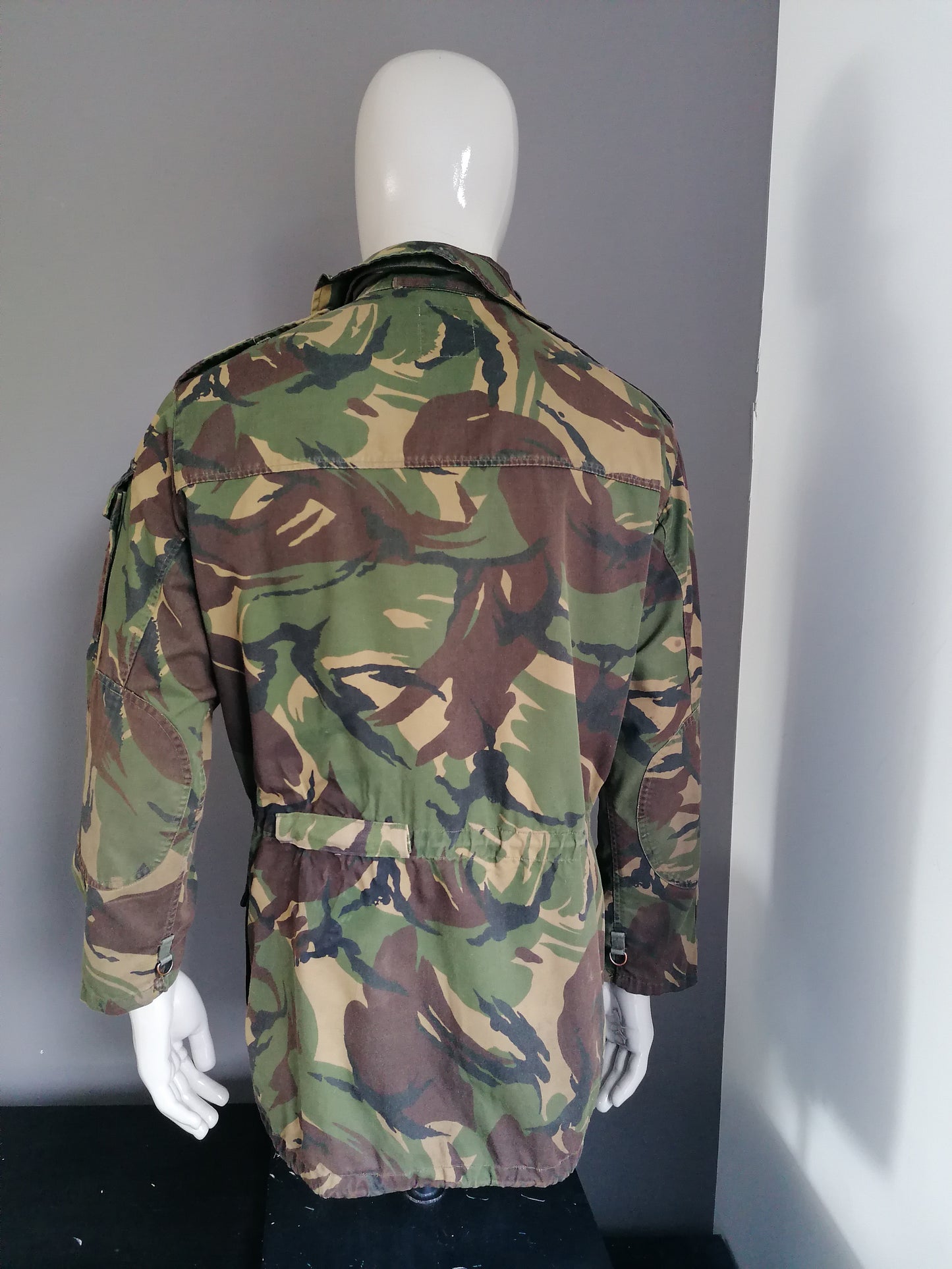 Vintage Army / Armee Onkontuierte Jacke. Doppelter Schließung. Grüner Tarndruck. Größe m / l. original