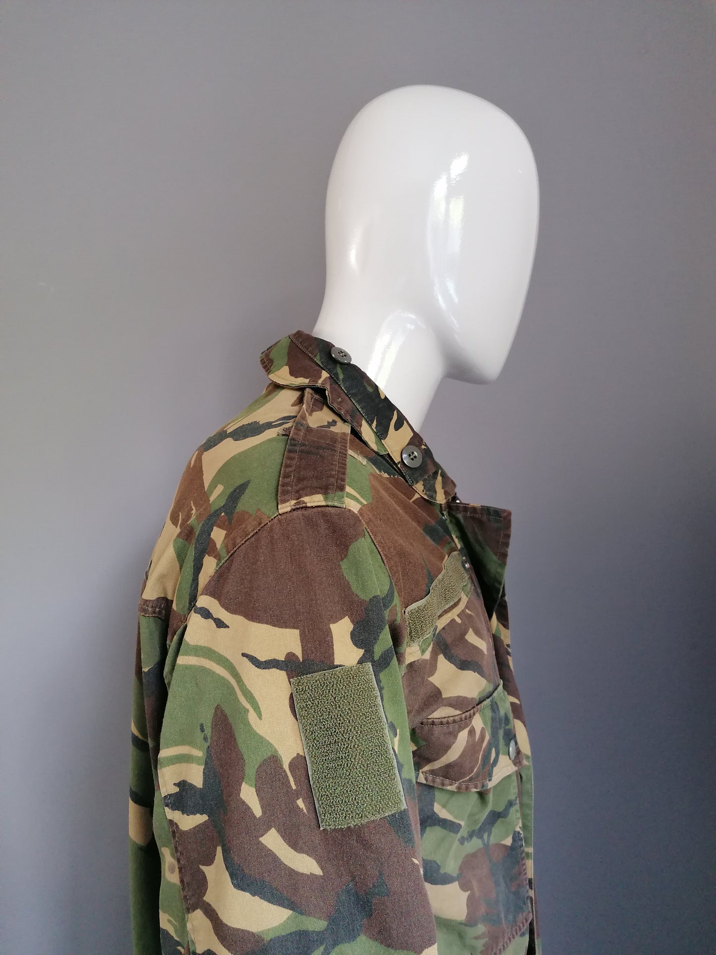 Vintage Army / Armee Onkontuierte Jacke. Doppelter Schließung. Grüner Tarndruck. Größe m / l. original