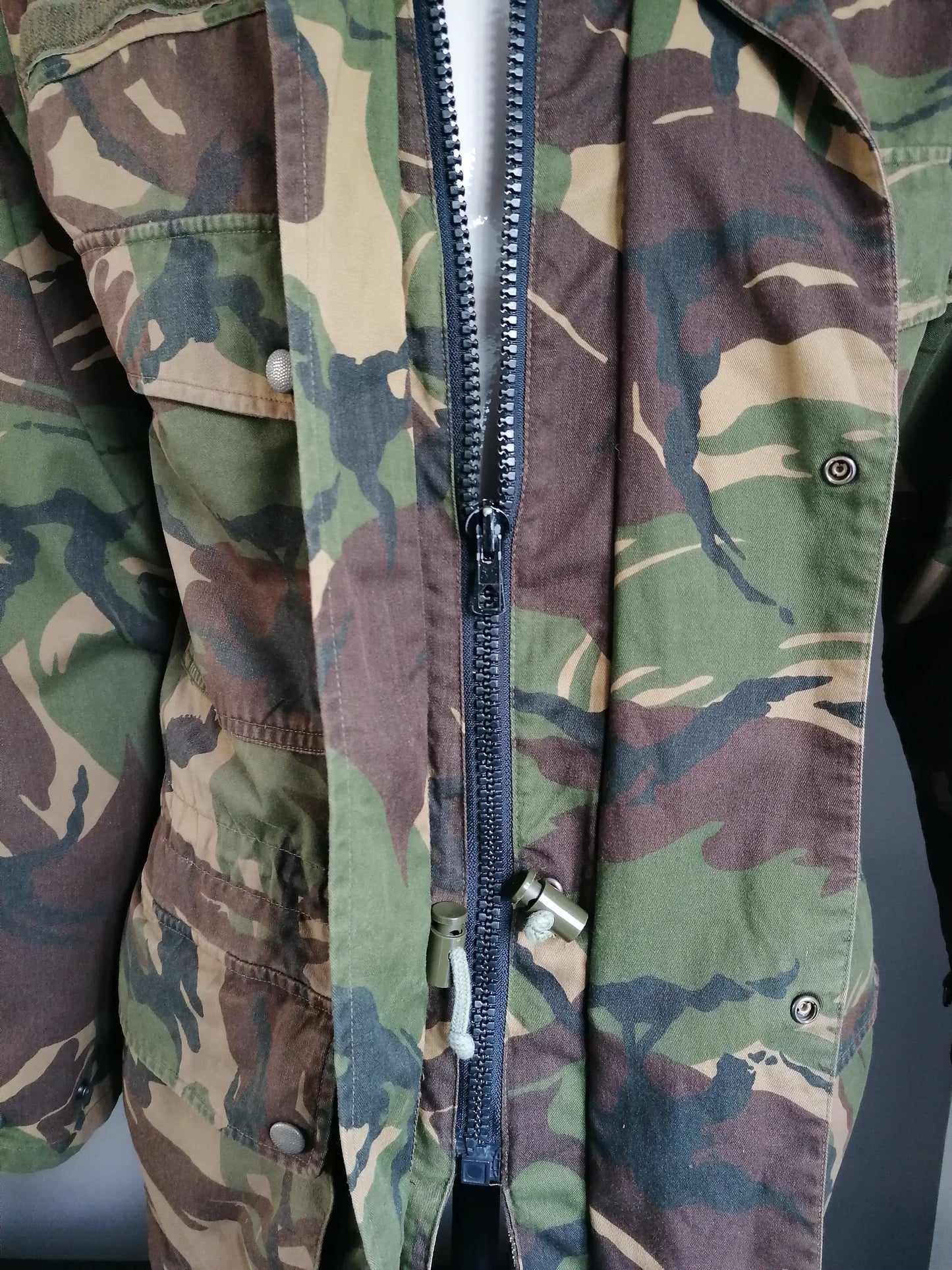 Vintage Army / Armee Onkontuierte Jacke. Doppelter Schließung. Grüner Tarndruck. Größe m / l. original