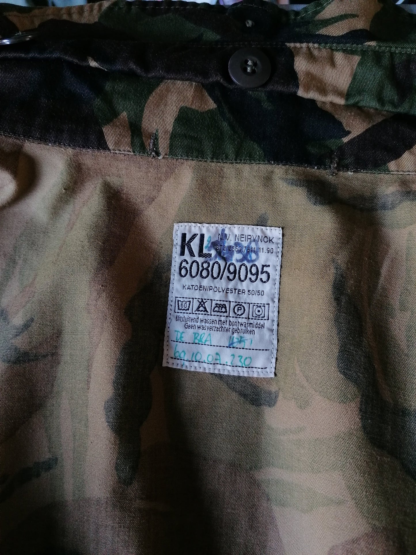 Vintage Army / Armee Onkontuierte Jacke. Doppelter Schließung. Grüner Tarndruck. Größe m / l. original