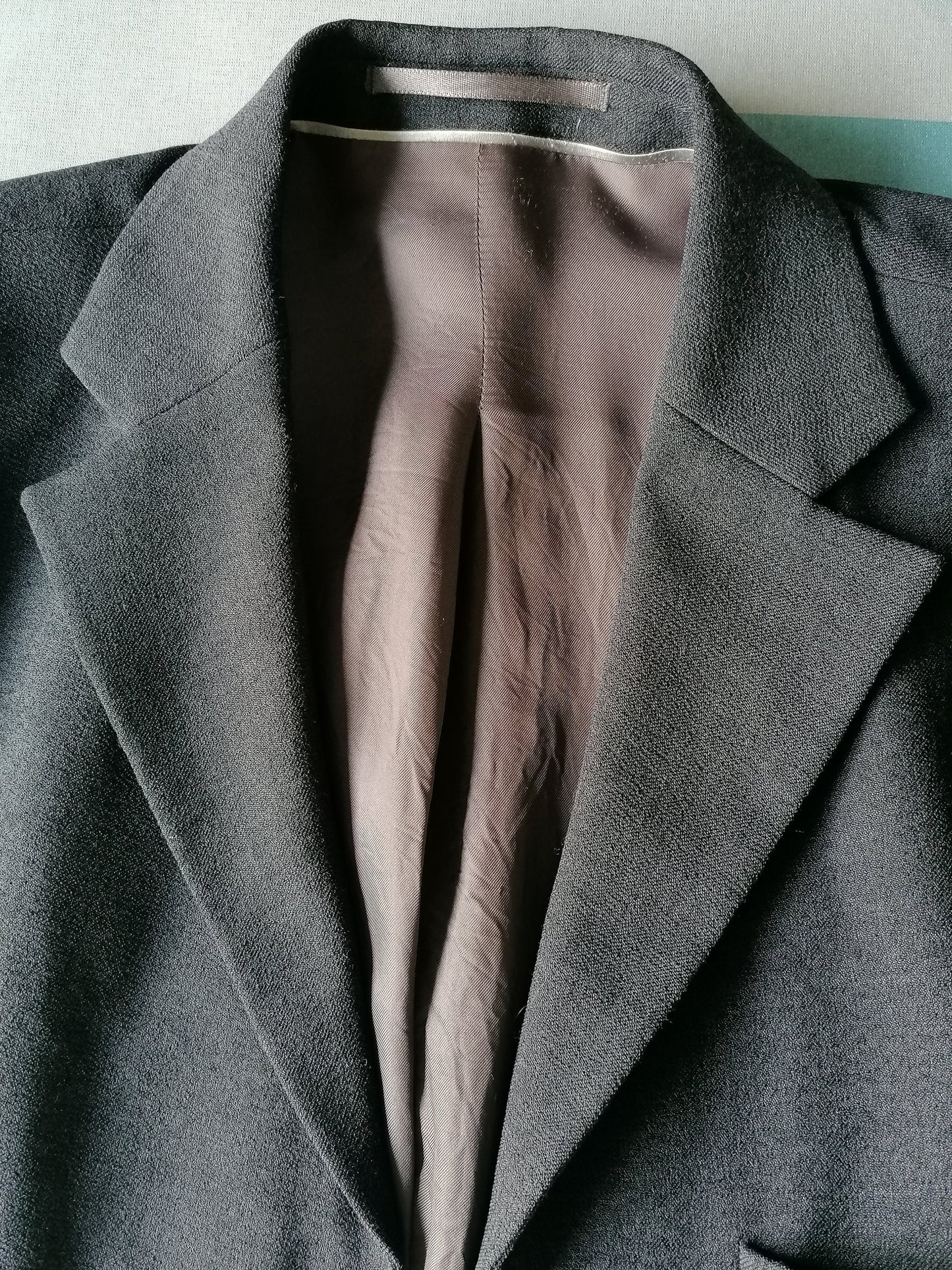 Wir mode der Wollanzug. Dunkelgrau farbig. Größe 52.