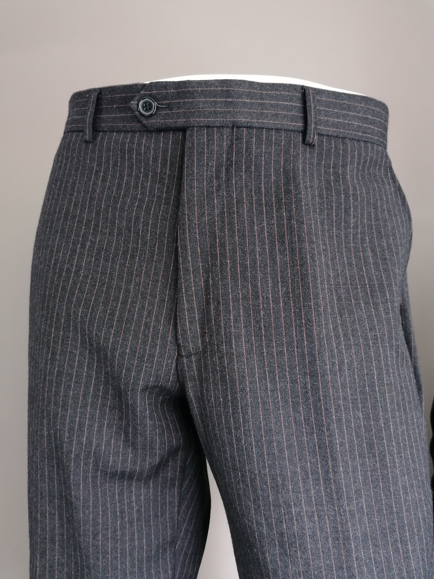 Costume de laine LIV. Gris foncé / brun rayé. Taille 52