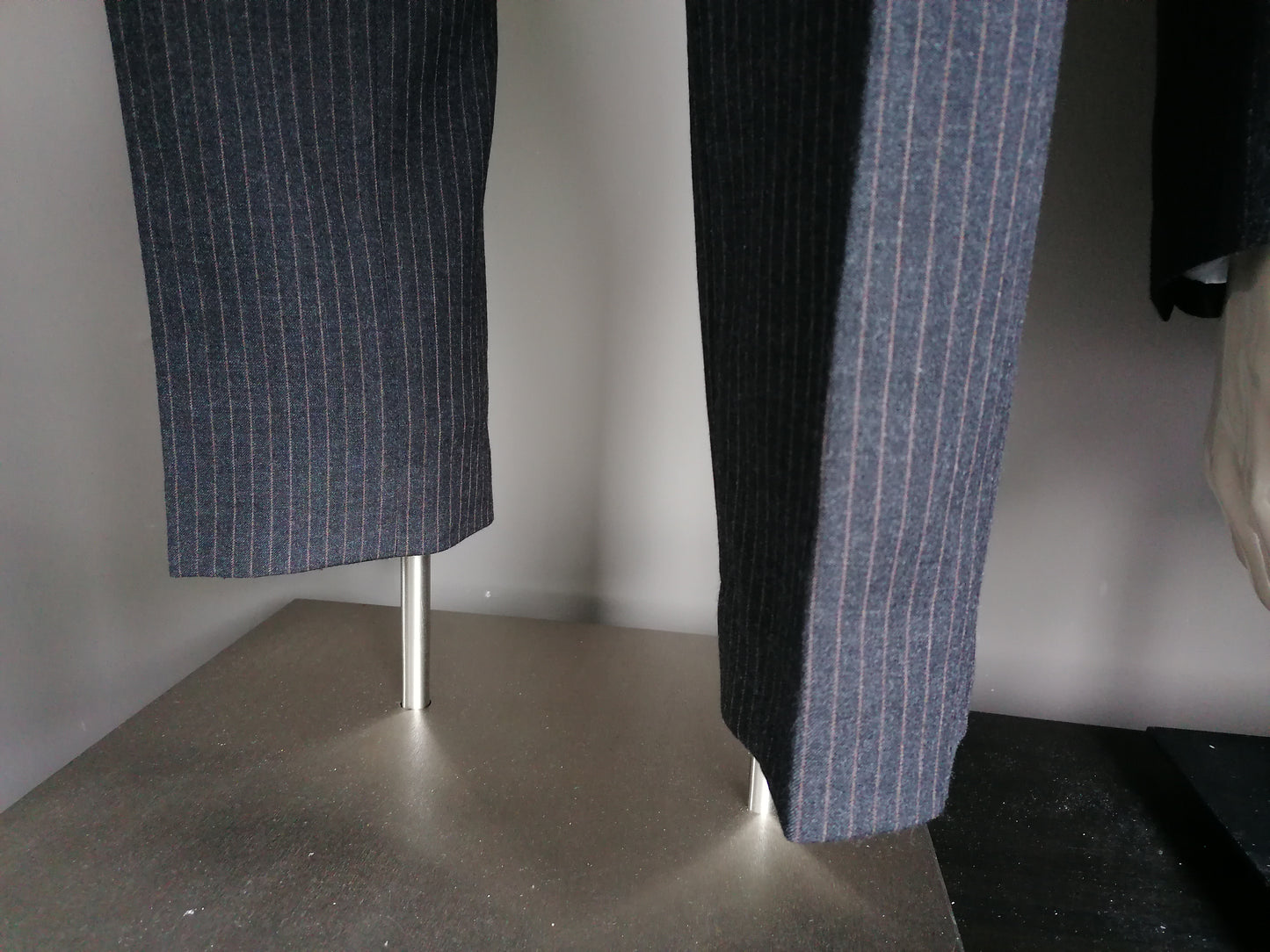 Costume de laine LIV. Gris foncé / brun rayé. Taille 52