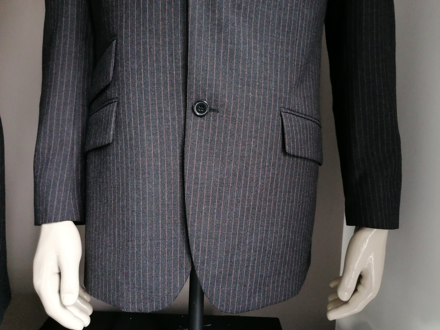 Costume de laine LIV. Gris foncé / brun rayé. Taille 52