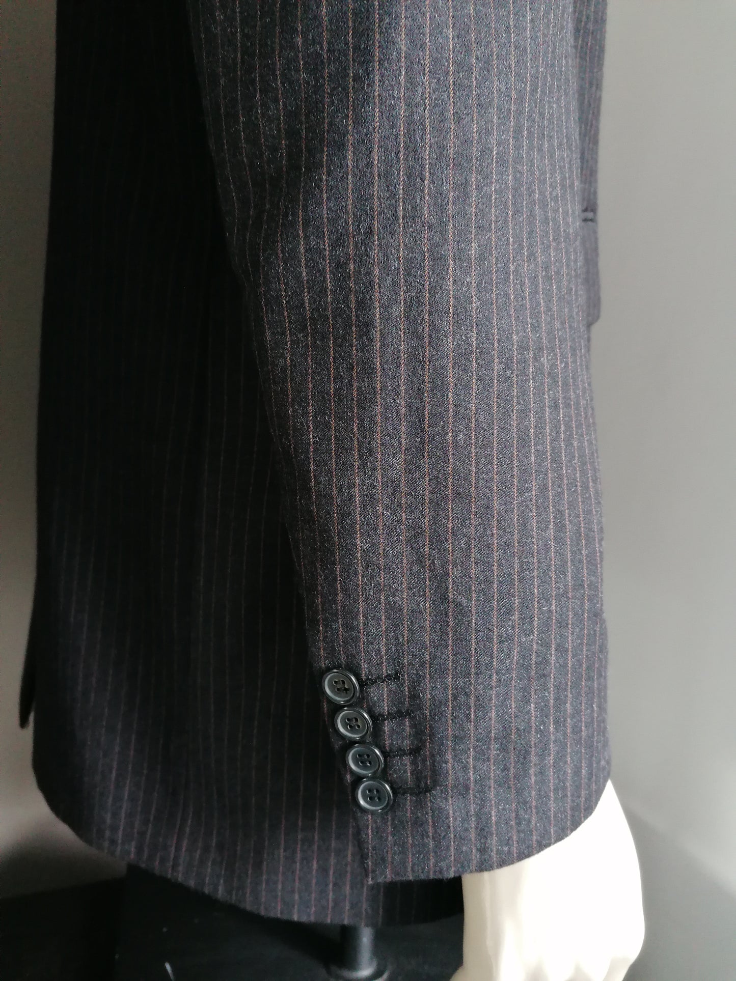 Costume de laine LIV. Gris foncé / brun rayé. Taille 52