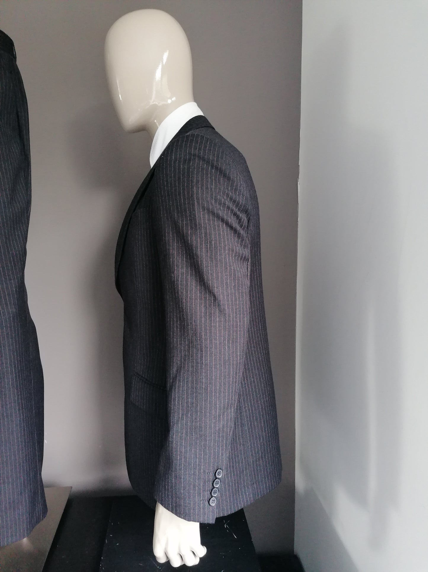 Costume de laine LIV. Gris foncé / brun rayé. Taille 52