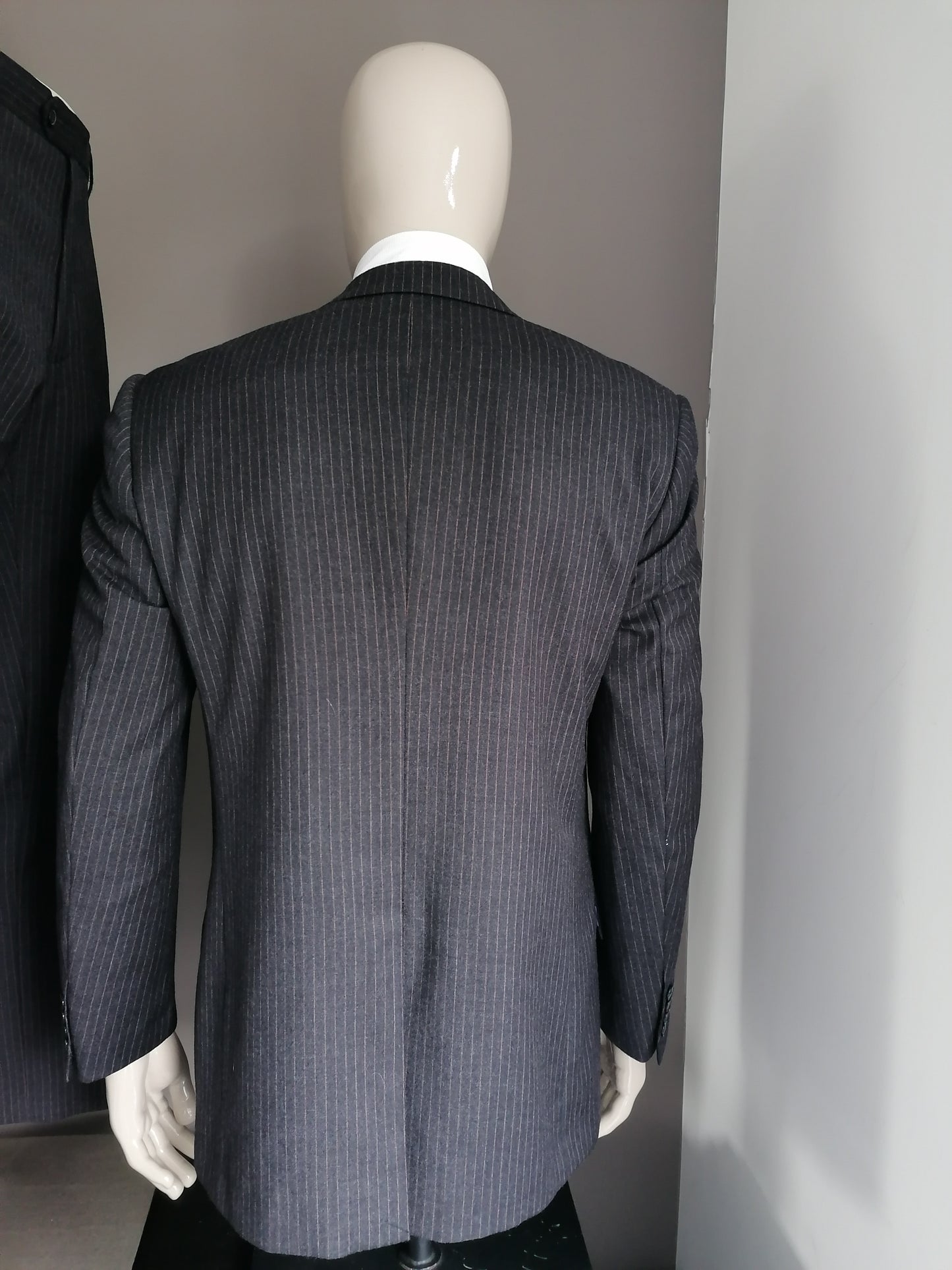 Costume de laine LIV. Gris foncé / brun rayé. Taille 52