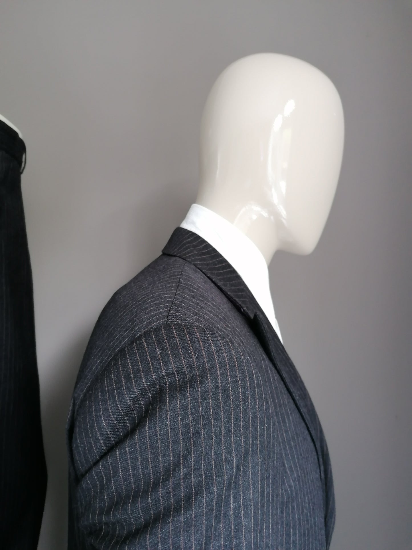 Costume de laine LIV. Gris foncé / brun rayé. Taille 52