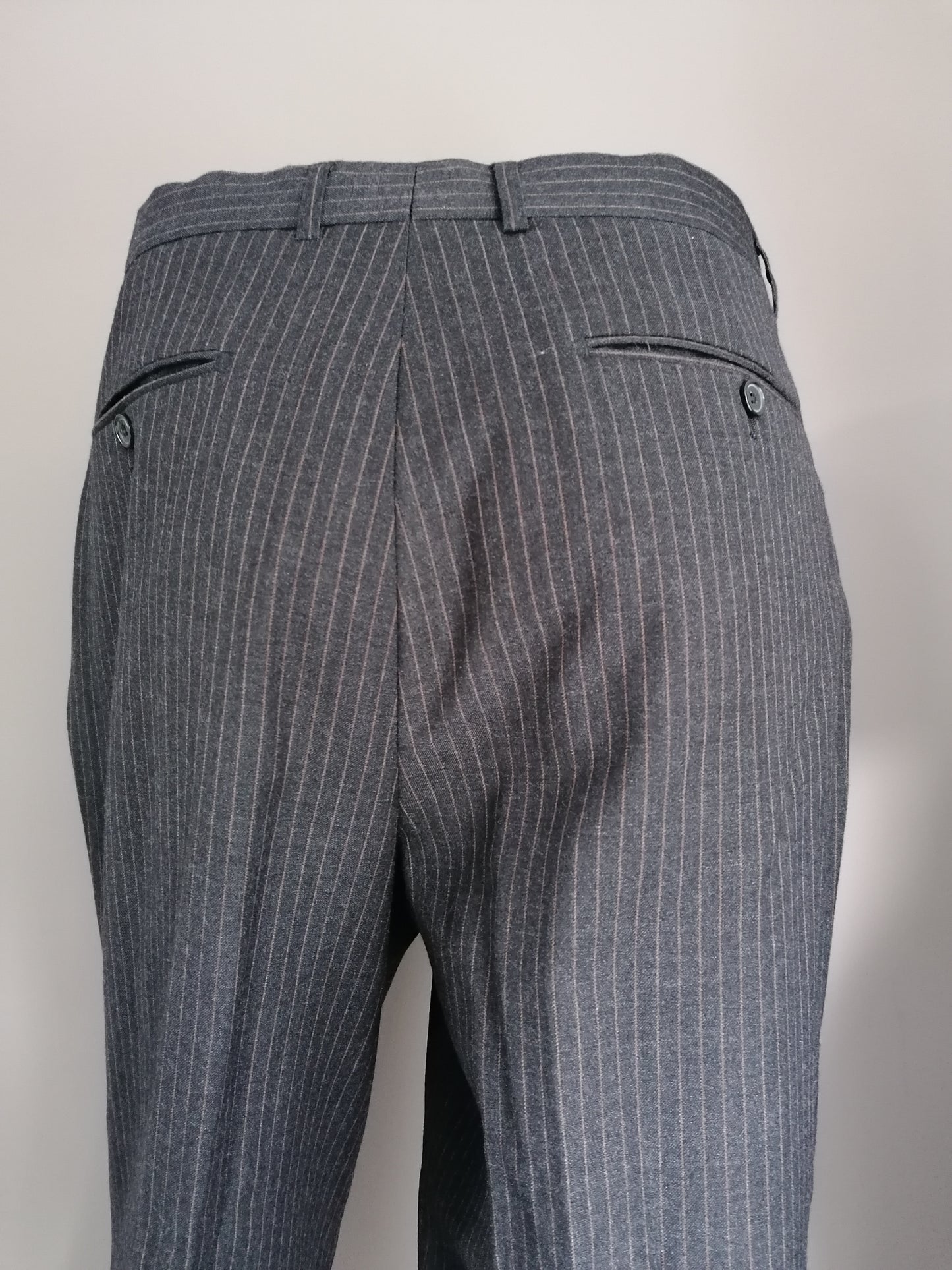 Costume de laine LIV. Gris foncé / brun rayé. Taille 52