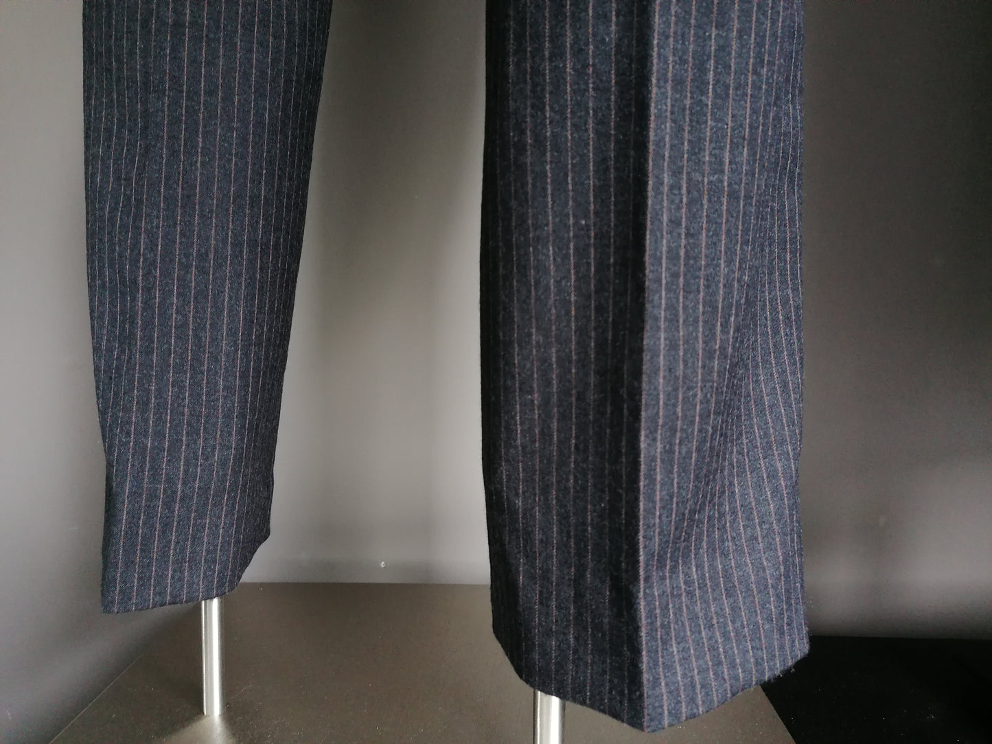 Costume de laine LIV. Gris foncé / brun rayé. Taille 52